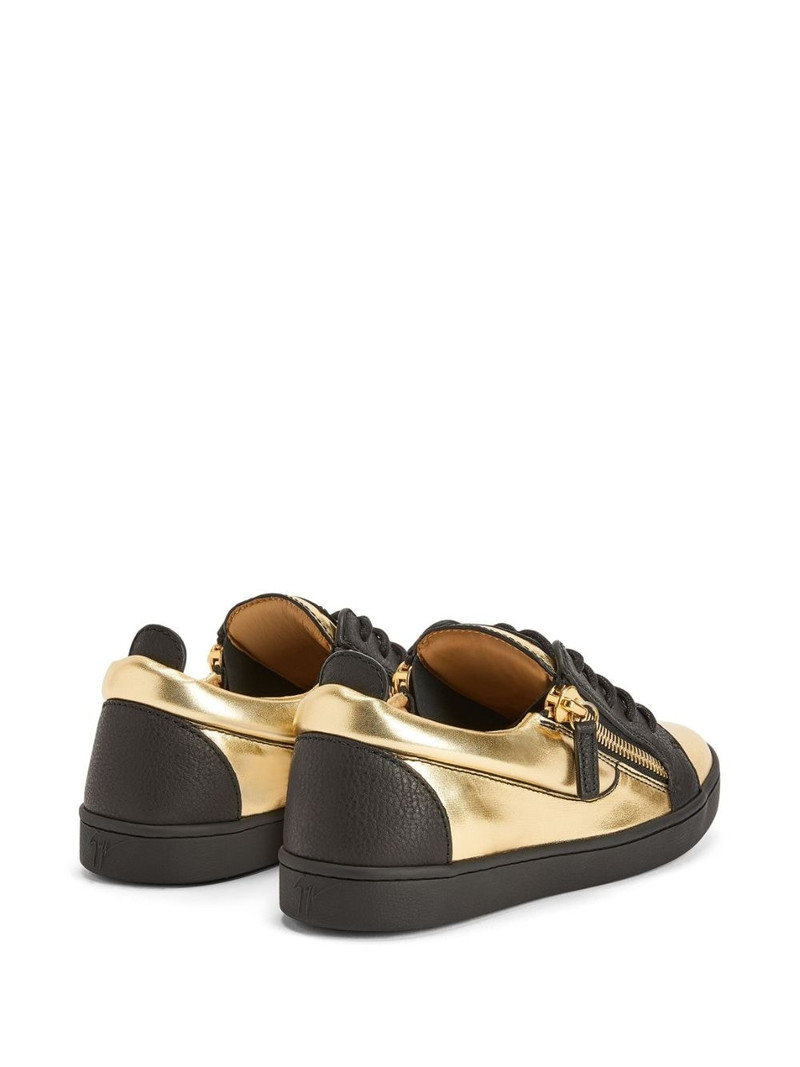 low-top sneakers 3