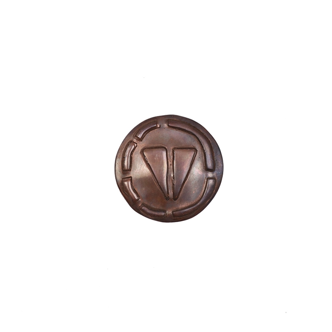 V BADGE 50MM BRONZE - 1