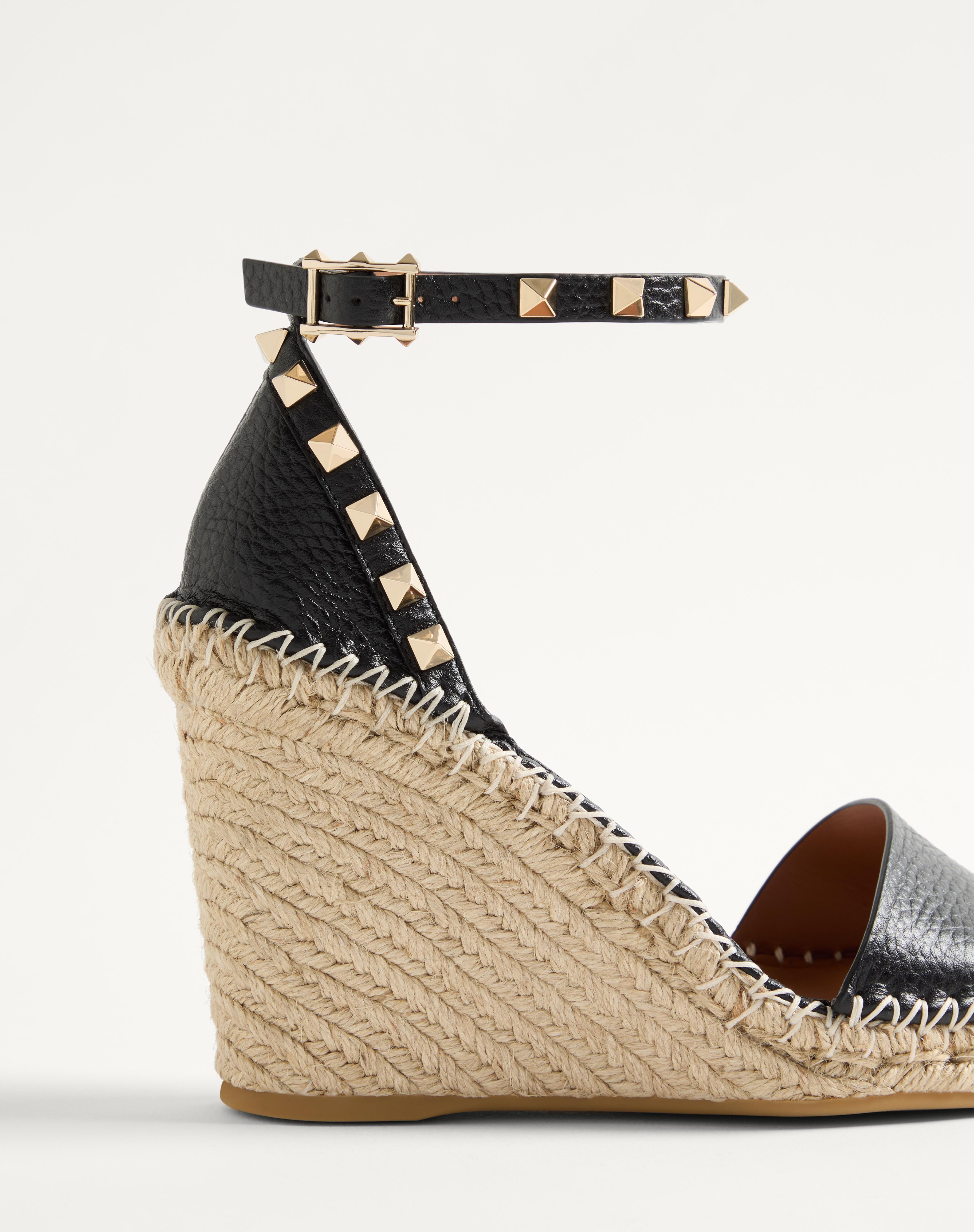 DOUBLE ROCKSTUD GRAINY CALFSKIN WEDGE SANDAL 105 MM - 7