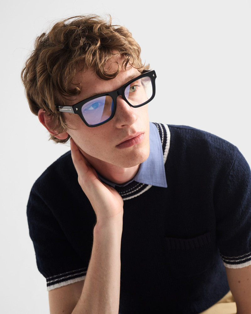 Sunglasses with iconic metal plaque 6