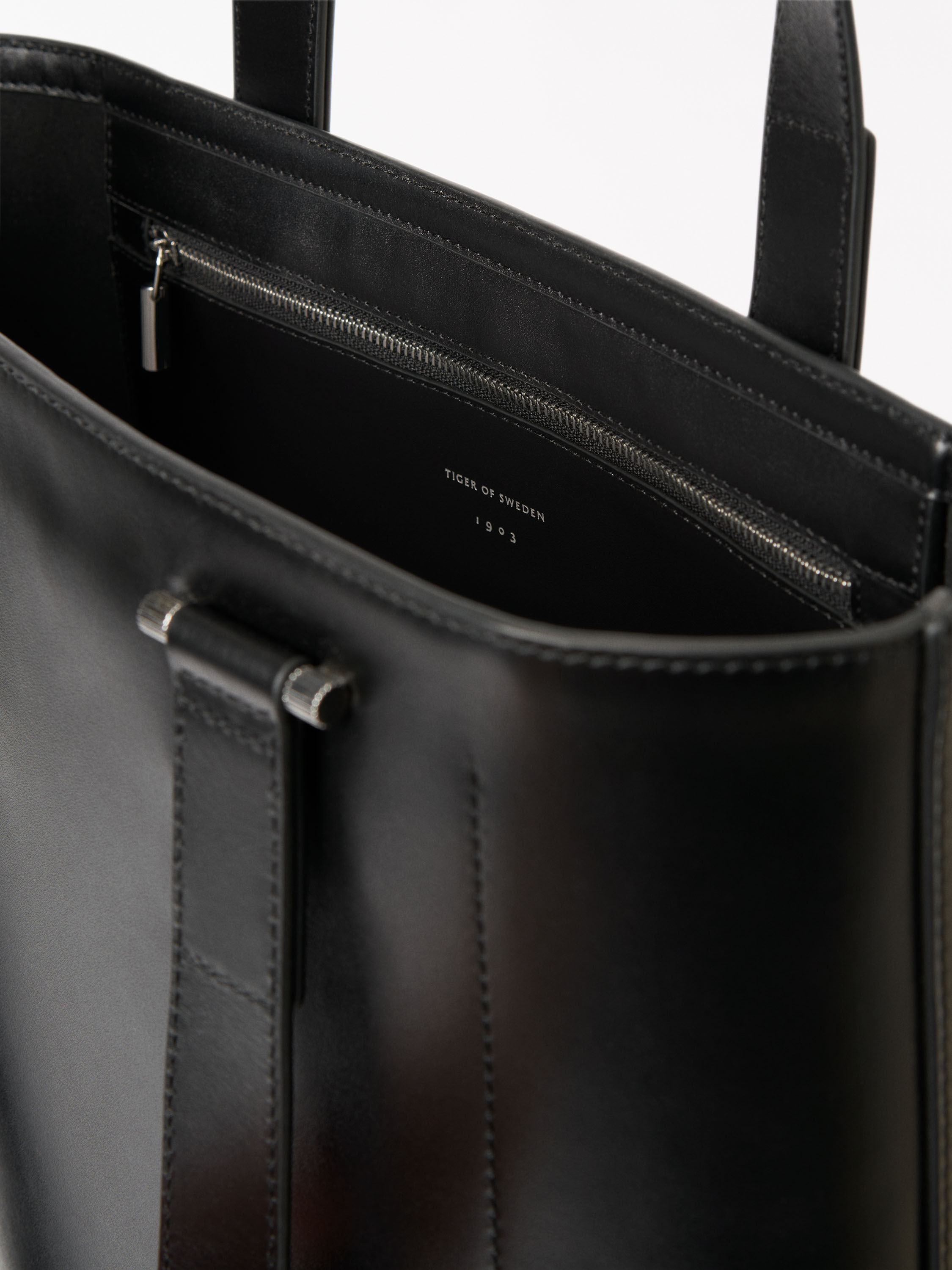 Taberne Leather Travel Bag - 4