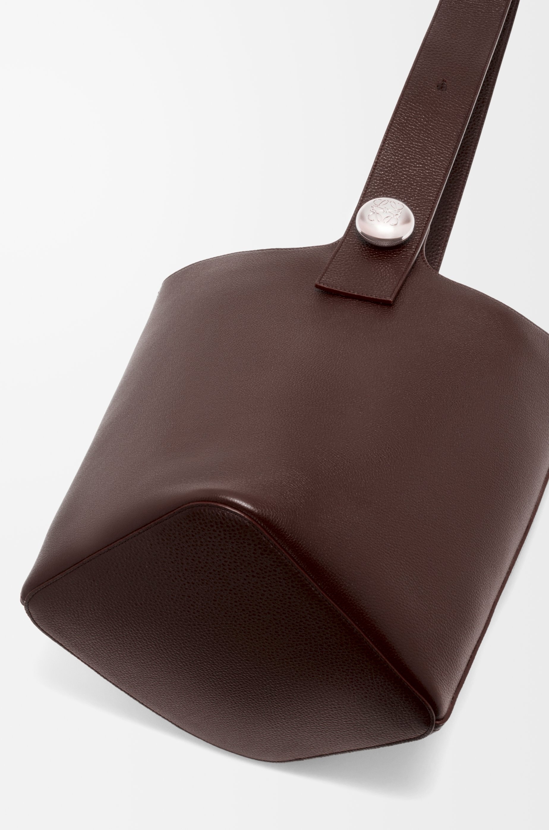 Large Pebble bucket in supple grained calfskin - 7
