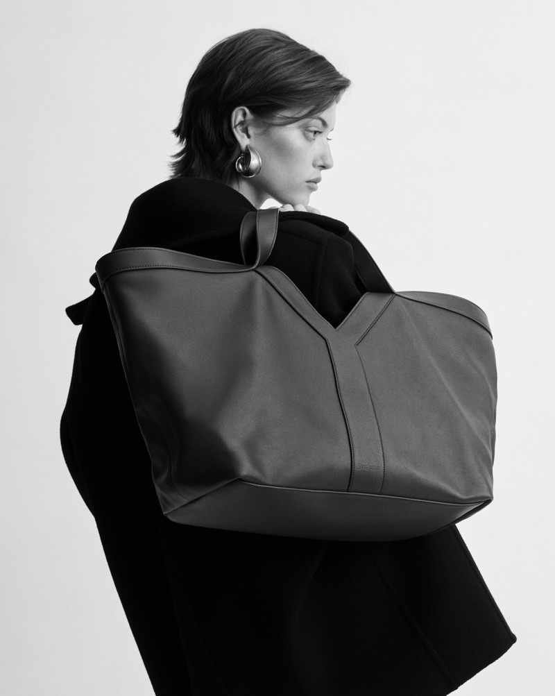 SAINT LAURENT Y TOTE IN LEATHER outlook