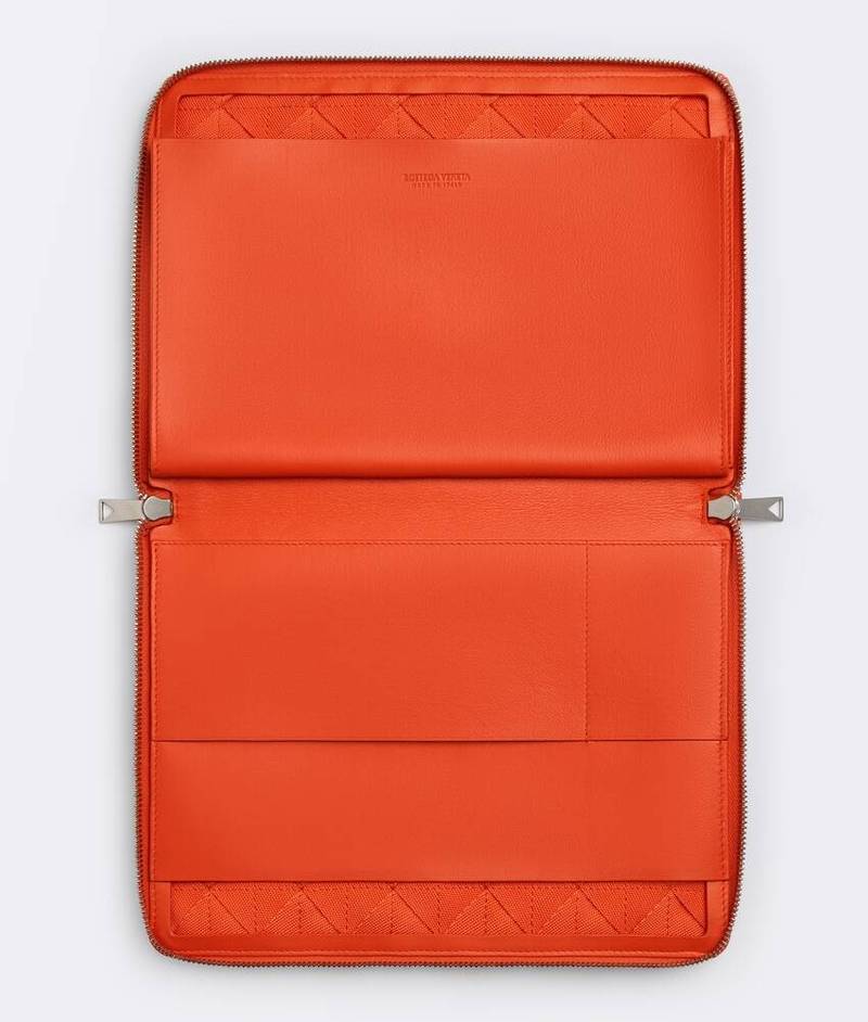 Bottega Veneta travel case outlook