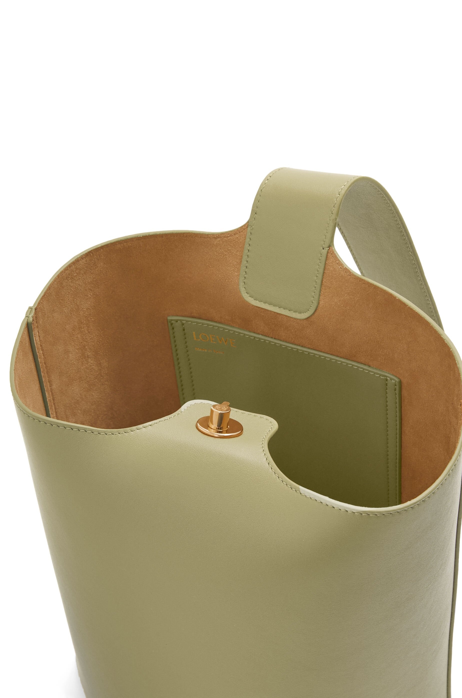 Medium Pebble bucket in mellow calfskin - 7