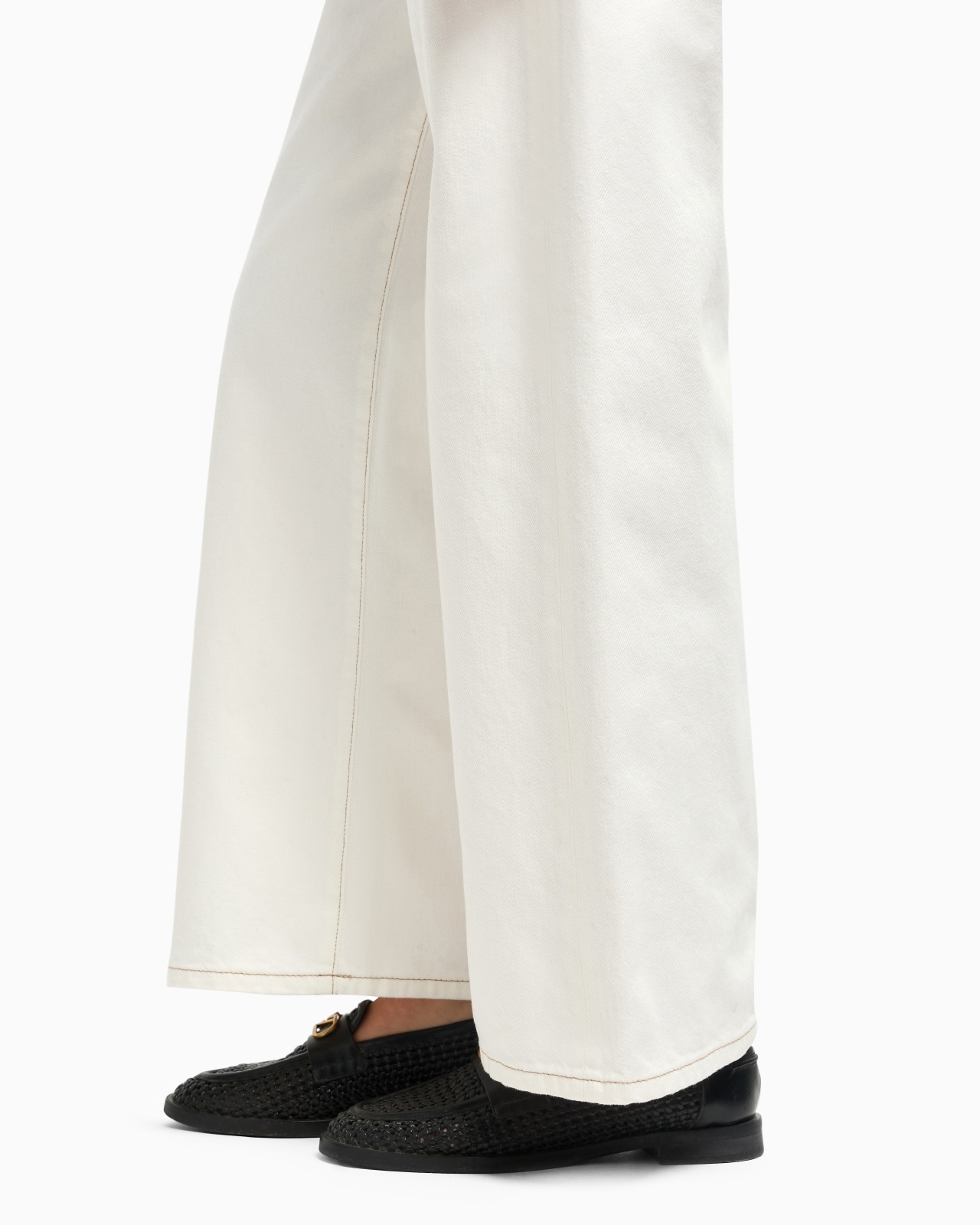 J33 MID-RISE, CROPPED WIDE-LEG JEANS IN GARMENT-DYED BULL - 5