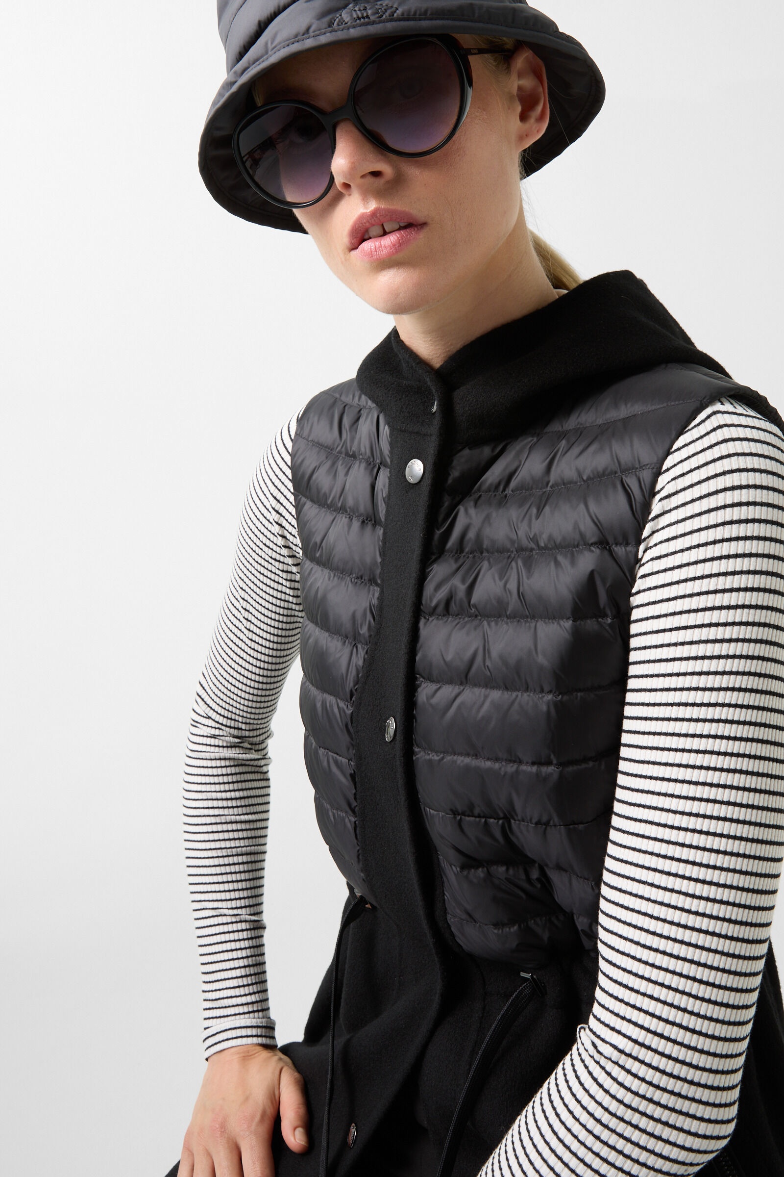 Joelle Hybrid vest in Black - 6