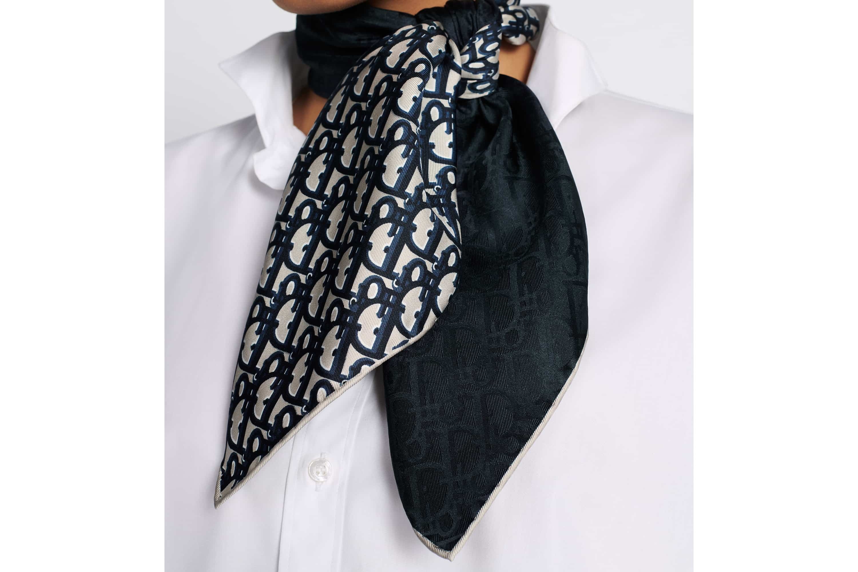 【無料郵送/関税込/正規品】 (W) Dior Oblique Square Scarf Gol Dior Oblique Diortwin 90 Square Scarf Gray and Navy Blue