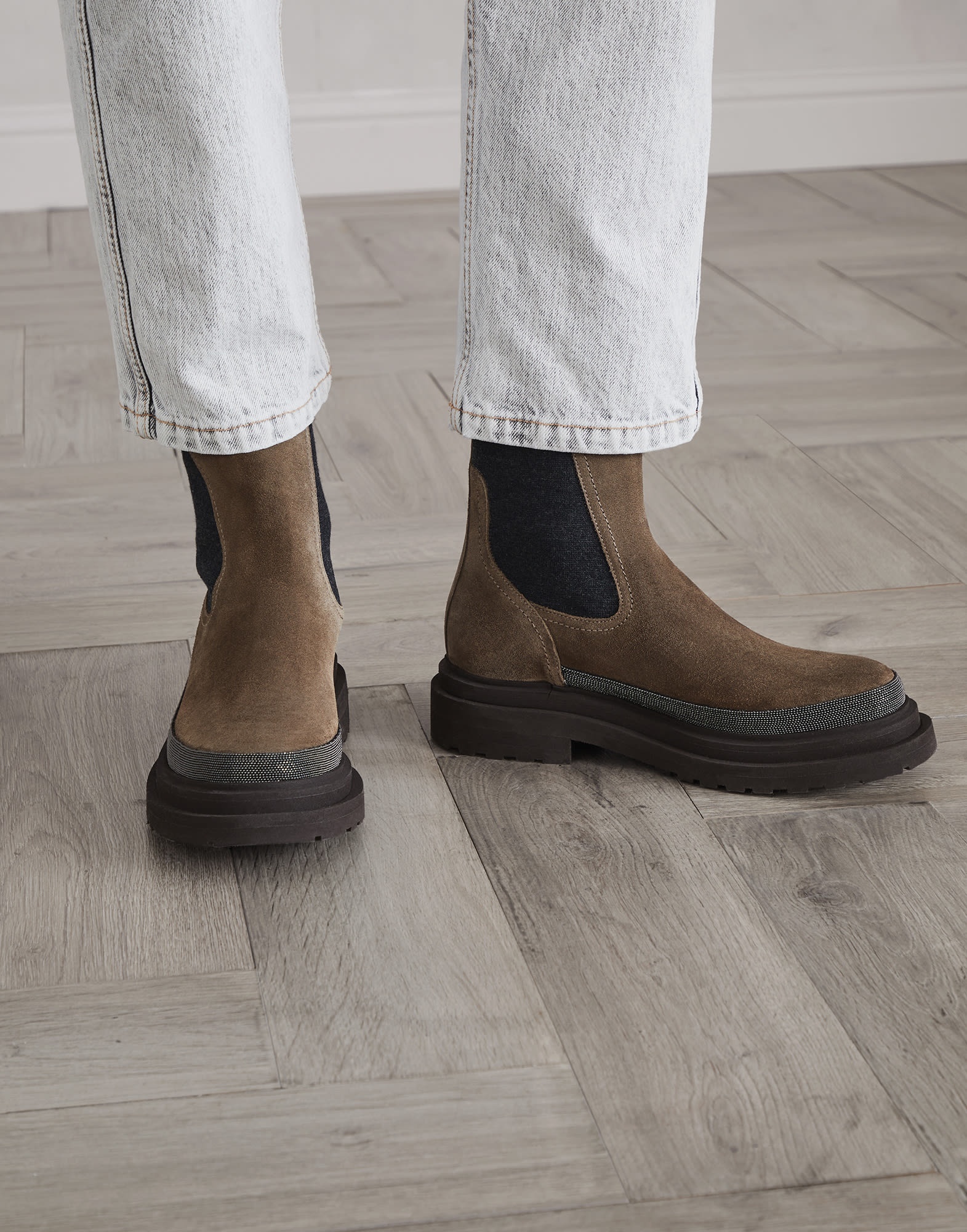 Suede Chelsea boots with precious contour - 4