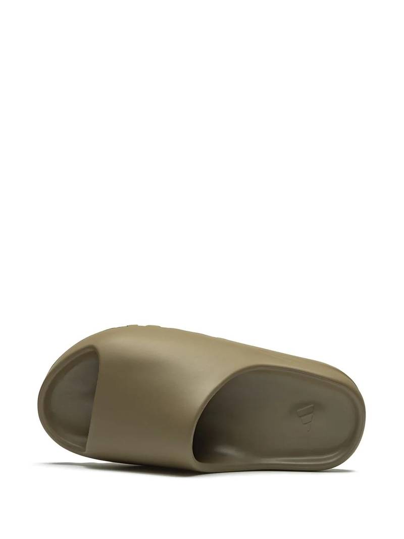 Yeezy slides 4