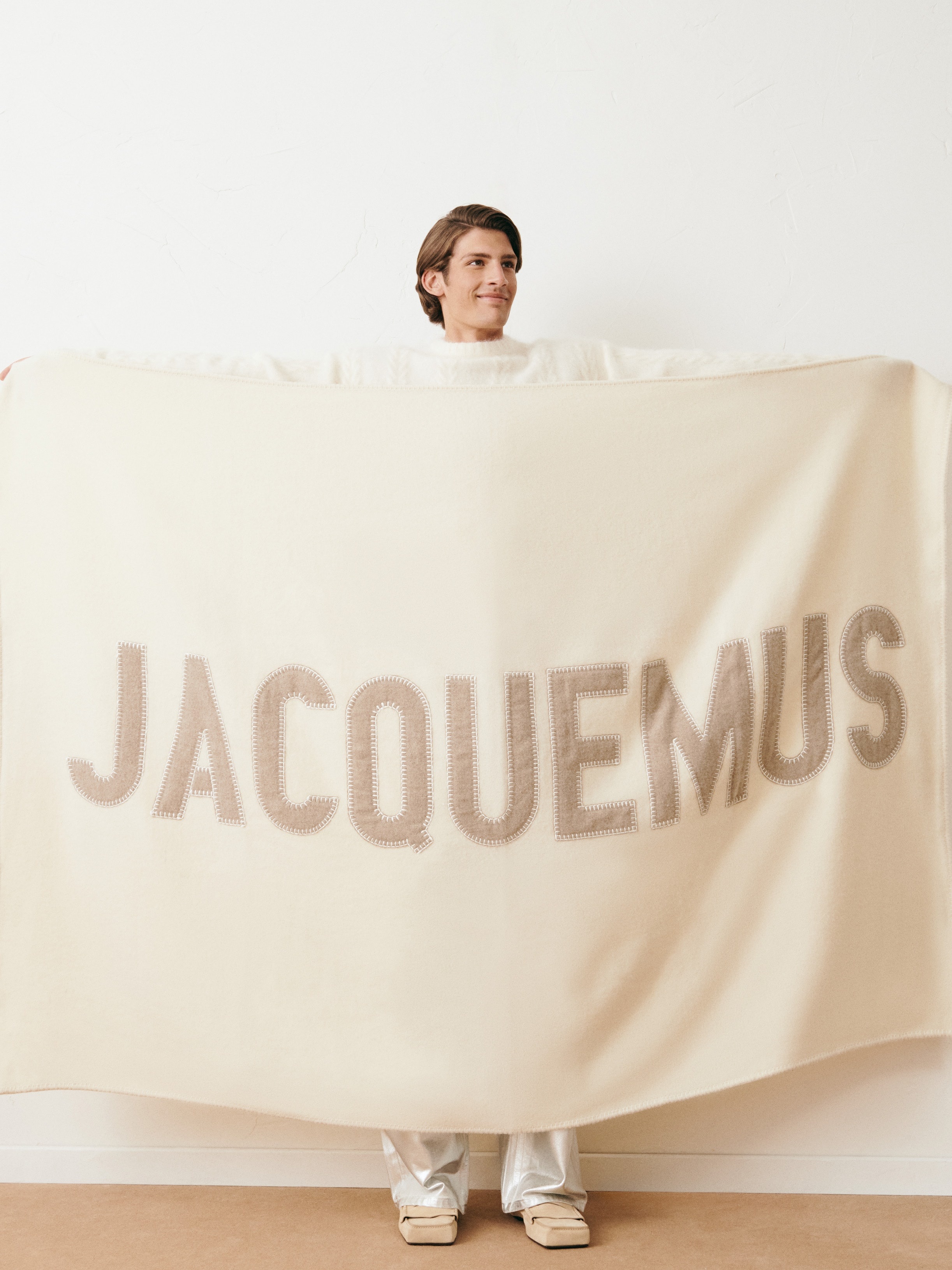 The embroidered Jacquemus plaid - 3