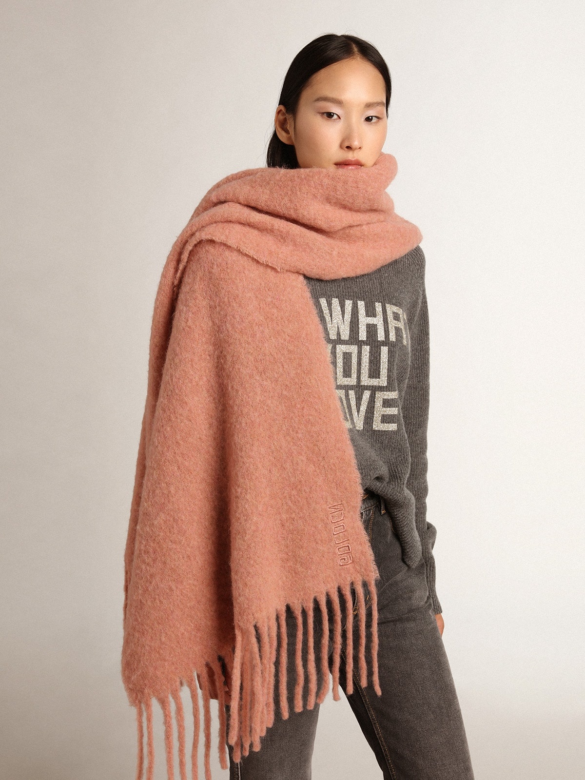 Powder pink wool scarf with fringe and ‘Golden’ lettering - 3