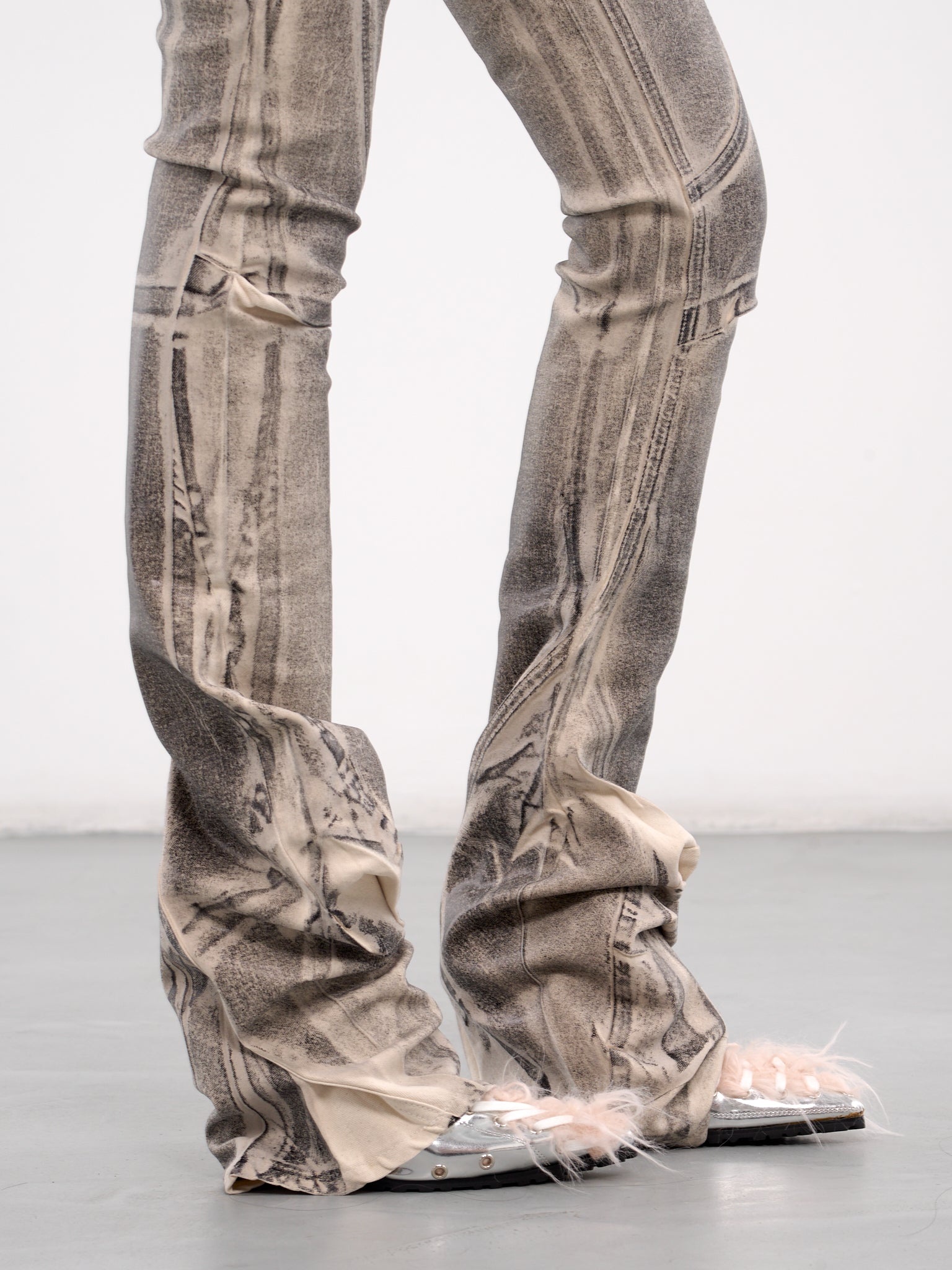 【正規店出品】OTTOLINGER RAW-EDGE DRAPE DENIM PANTS Ottolinger Raw-edge Drape Denim Pants | italist