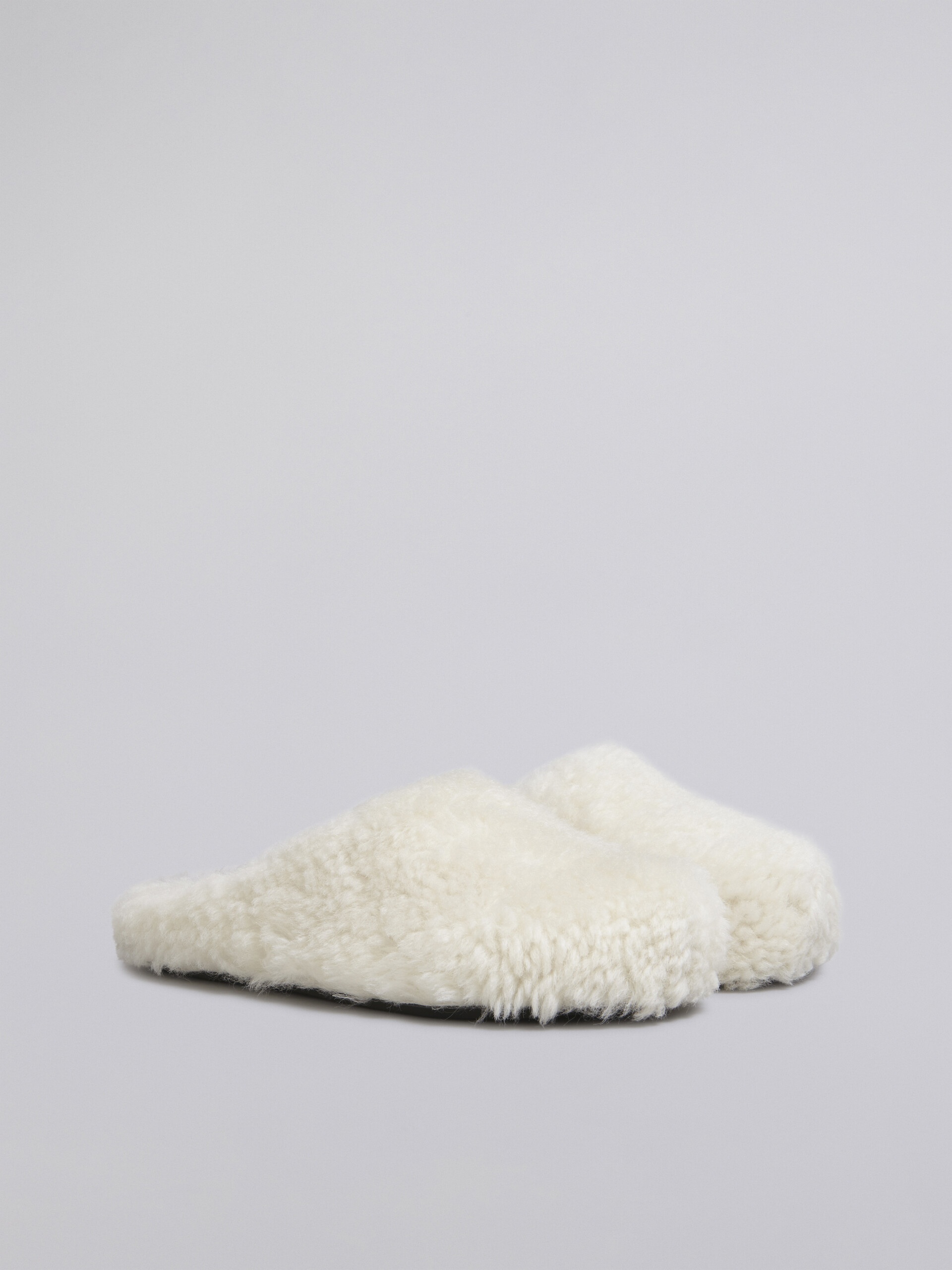 WHITE SHEARLING FUSSBETT SABOT - 2