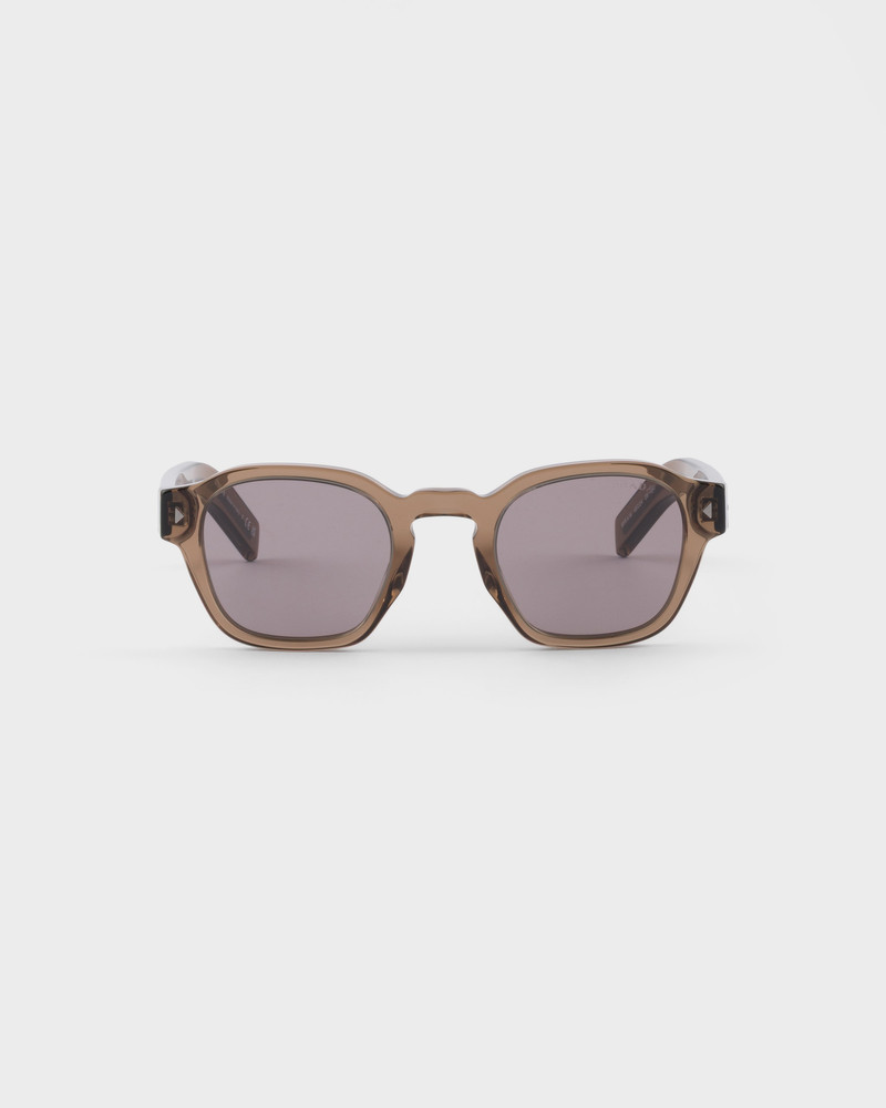 Sunglasses with the iconic metal plaque 1