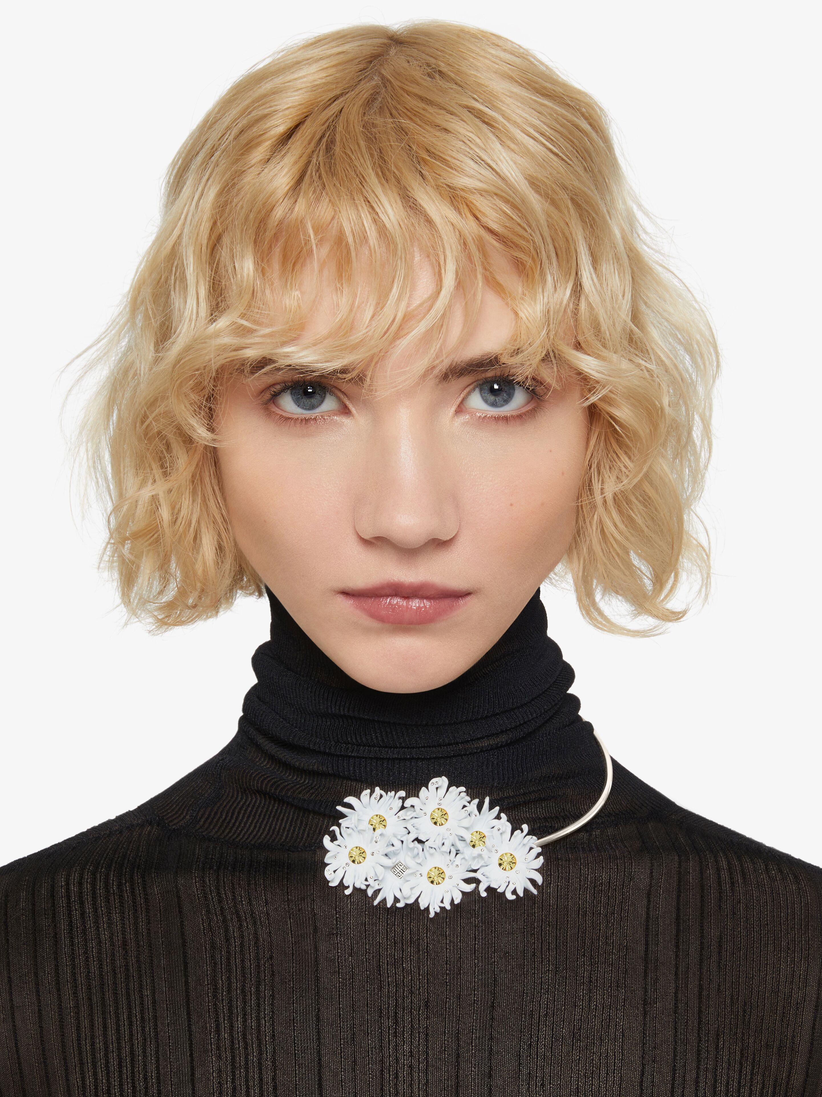 DAISY TORQUE NECKLACE IN METAL AND ENAMEL WITH CRYSTALS - 3