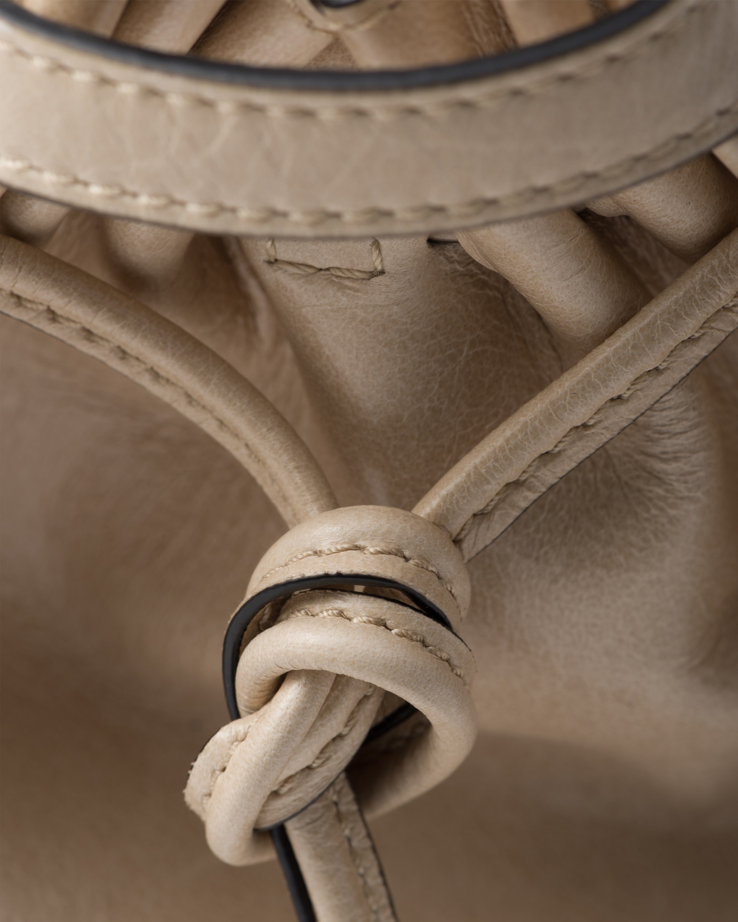 Medium leather handbag - 7