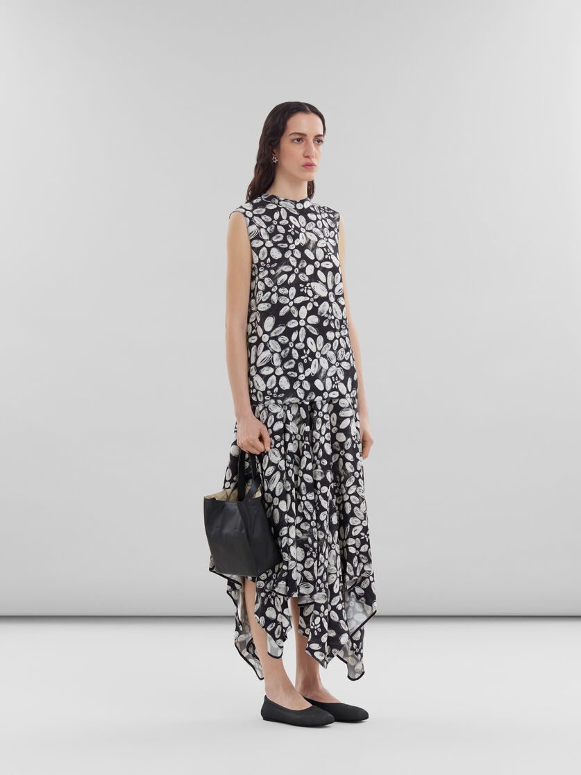 BLACK SATIN-BACK CRÊPE SLEEVELESS TOP WITH BLOOMING PRINT - 5
