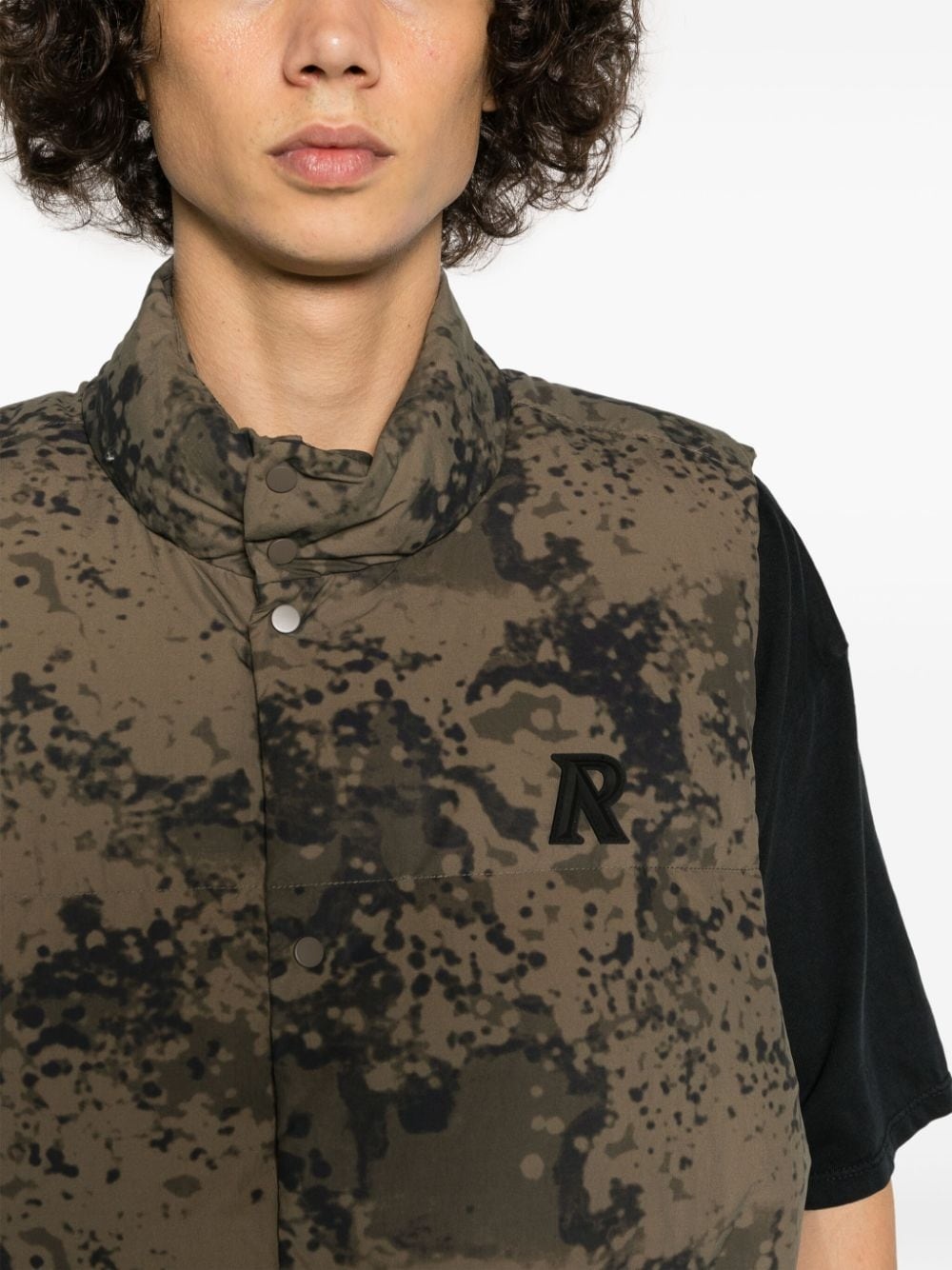 camouflage-print puffer gilet - 5
