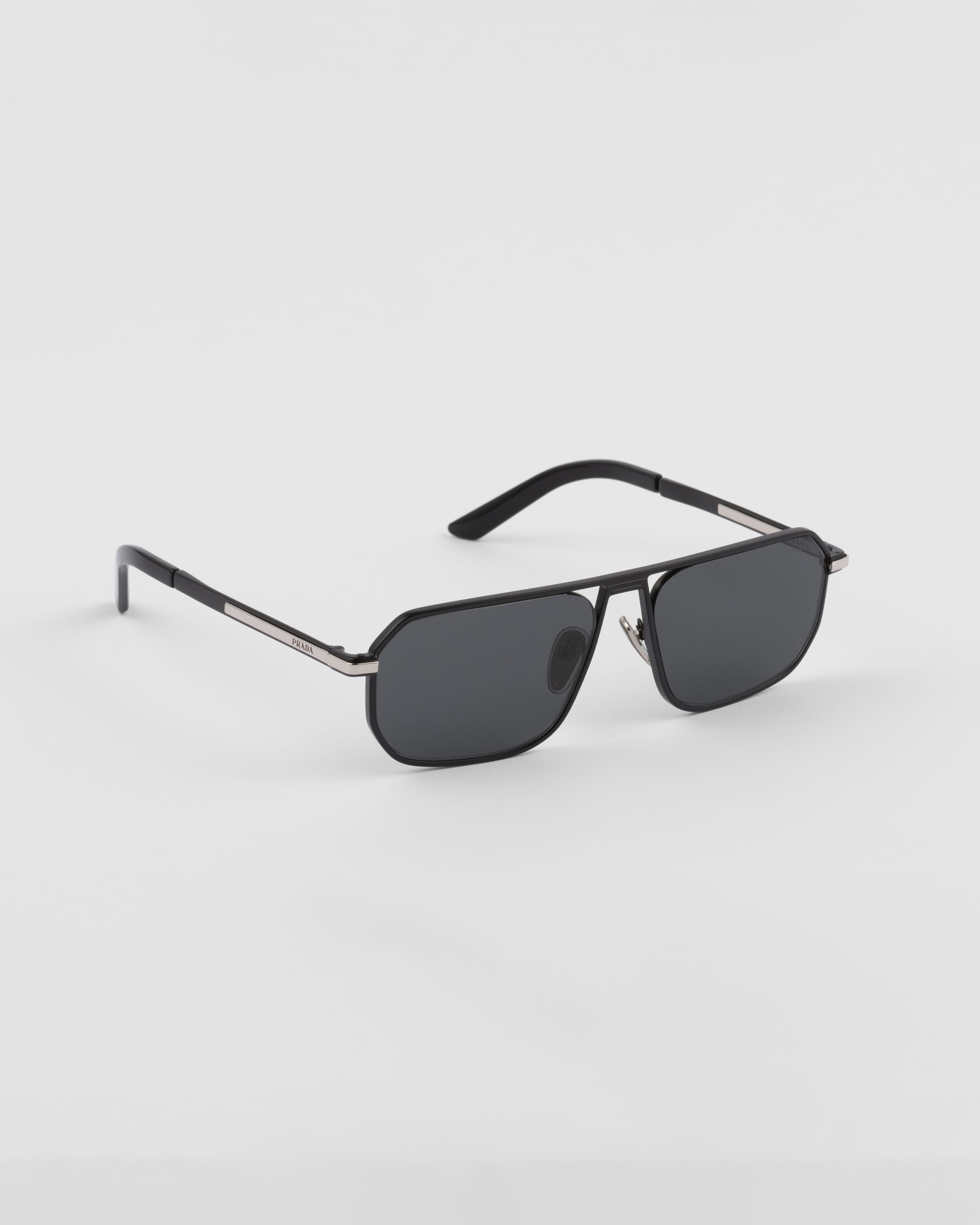 Sunglasses with iconic metal plaque - 3