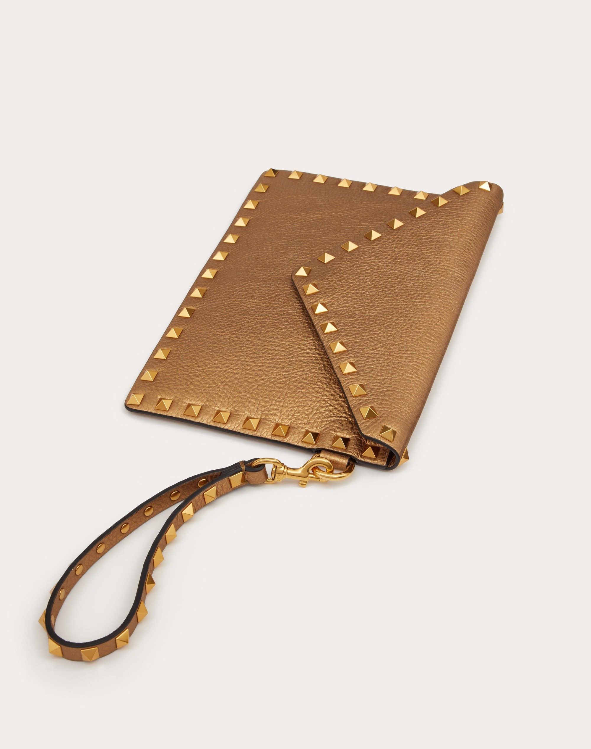 ROCKSTUD METALLIC GRAINY CALFSKIN POUCH - 6