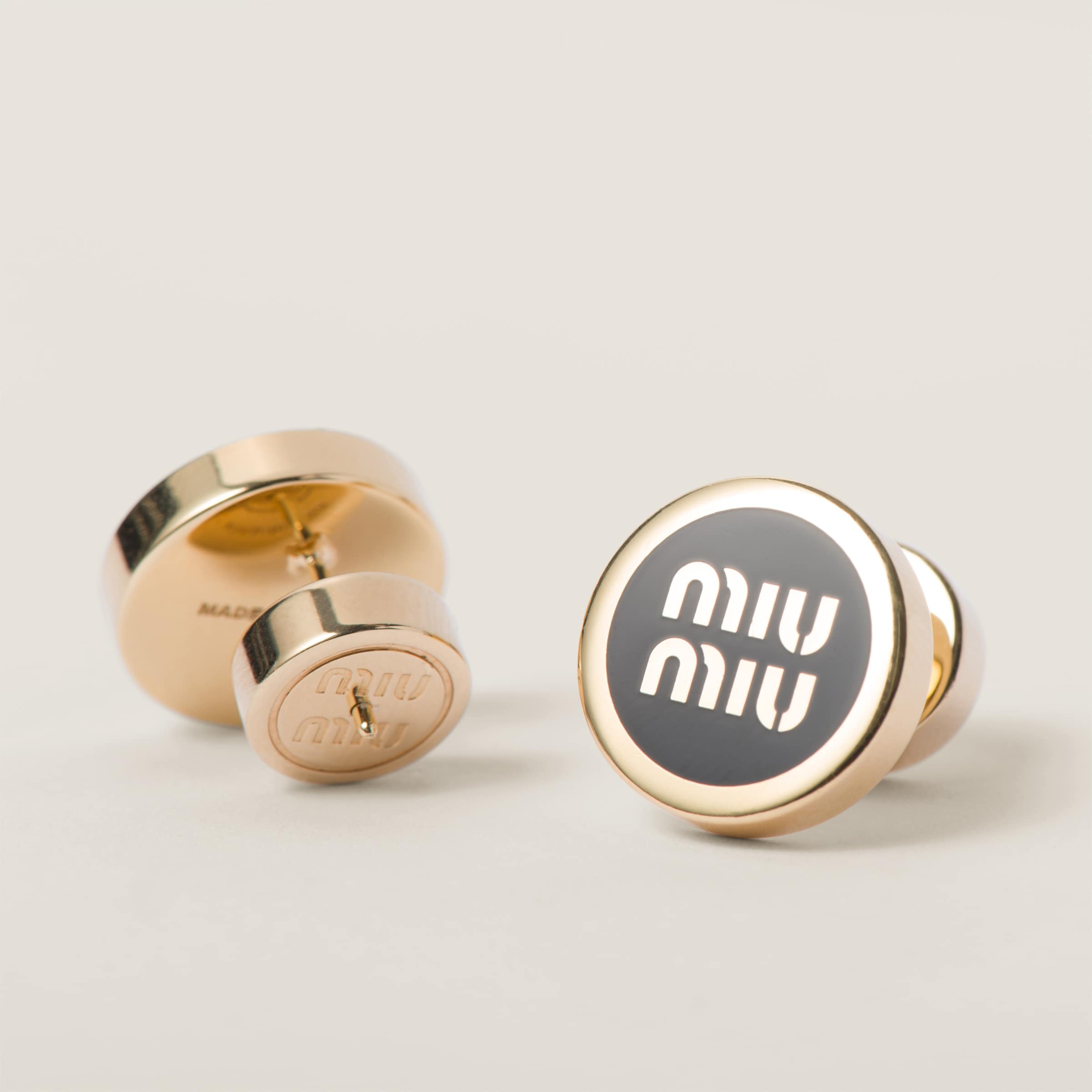 【ｍiuｍiu】Set of enameled l earrings Miu Miu Set of enameled metal earrings | REVERSIBLE