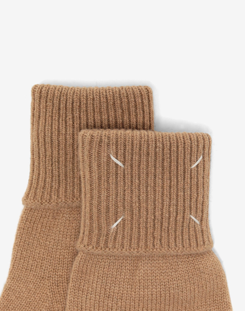 Maison Margiela Tabi gloves outlook