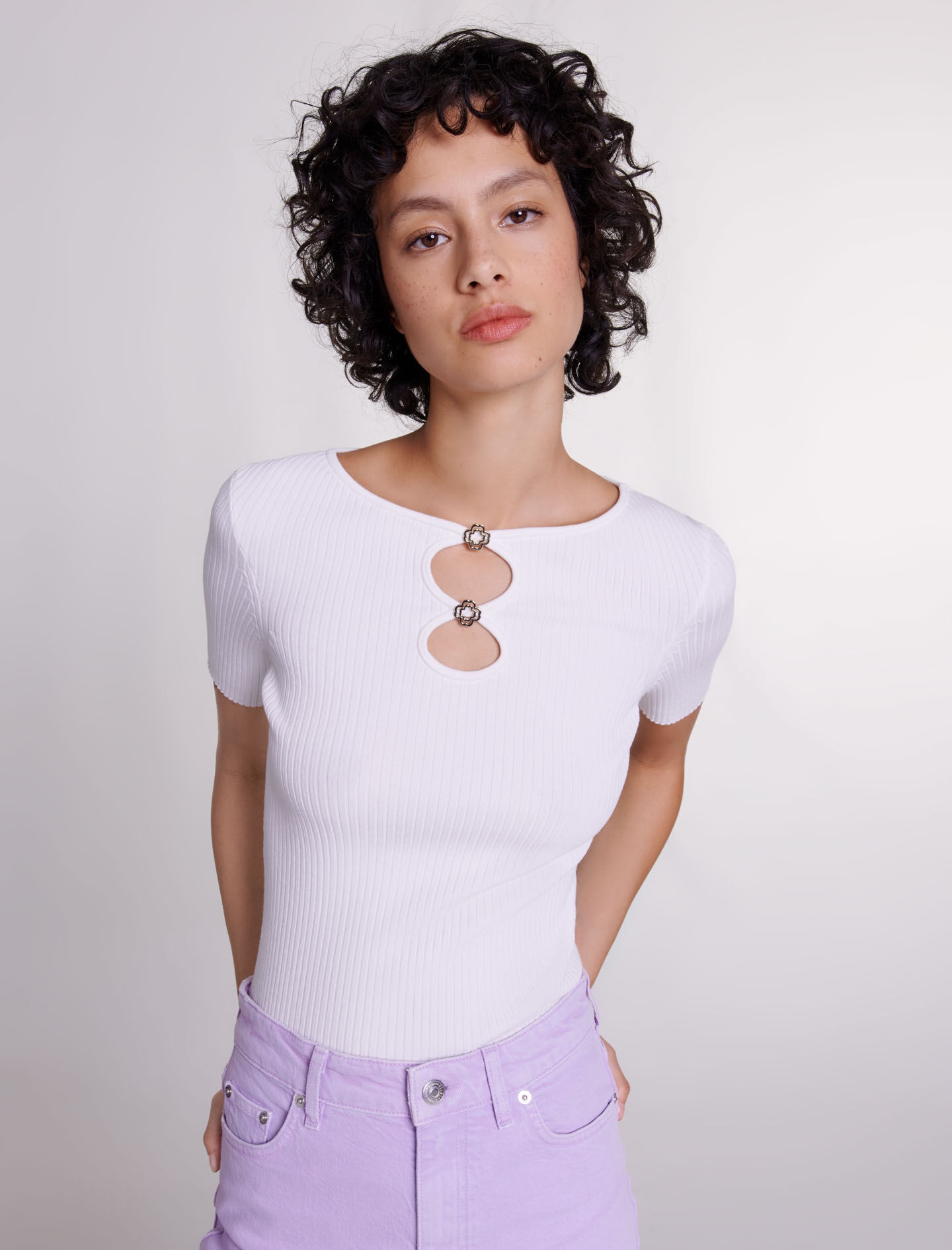 Cutaway knit top with jewellery - 6