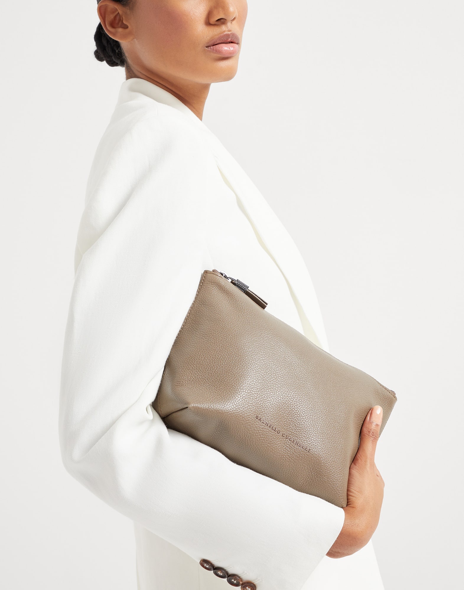Grained leather pouch with shiny zipper pull - 4