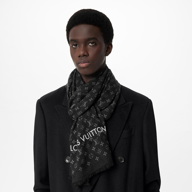 Louis Vuitton LV Essential Stole outlook