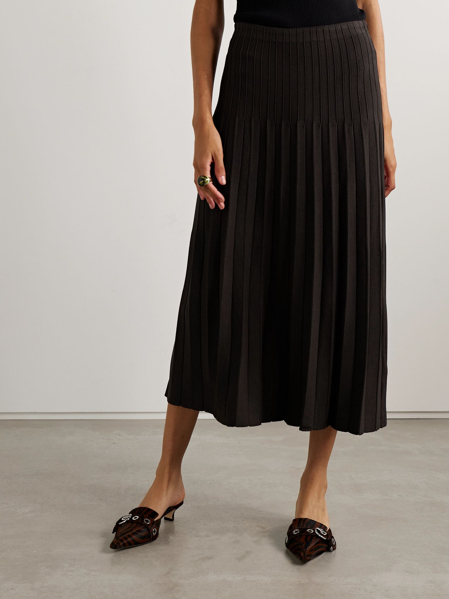 Lena pleated ribbed-knit midi skirt Dark brown - 3