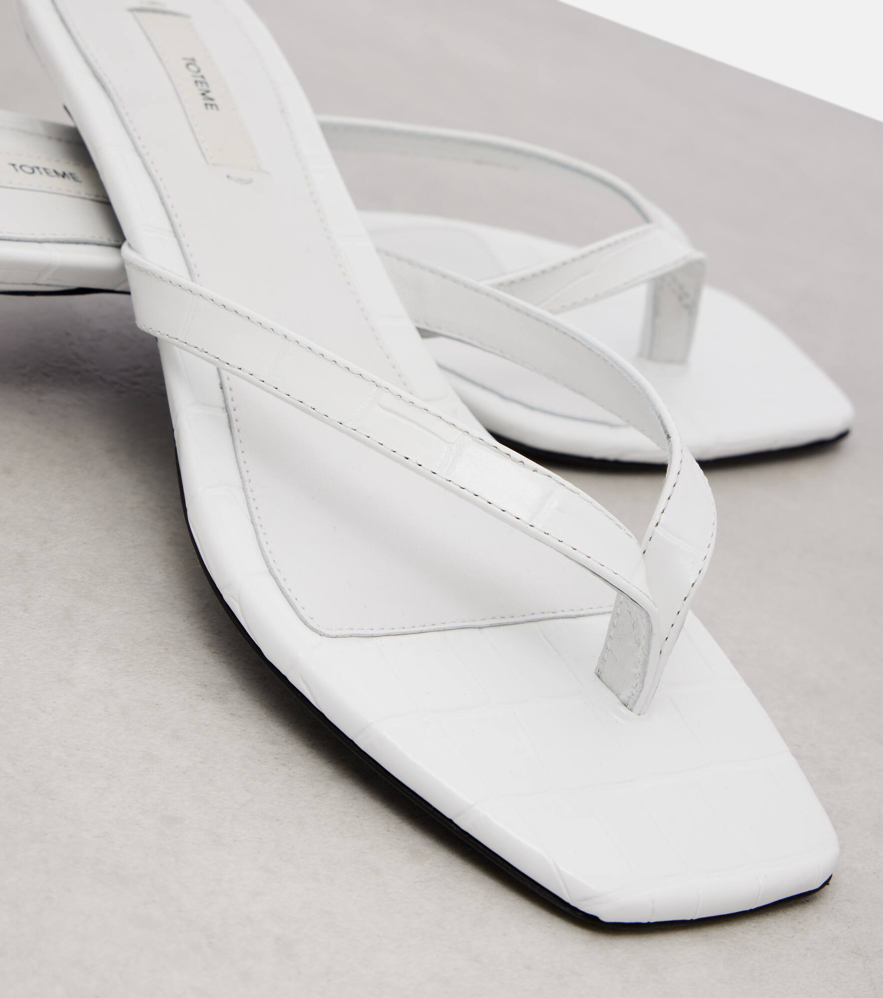 Croc-effect leather thong sandals - 5