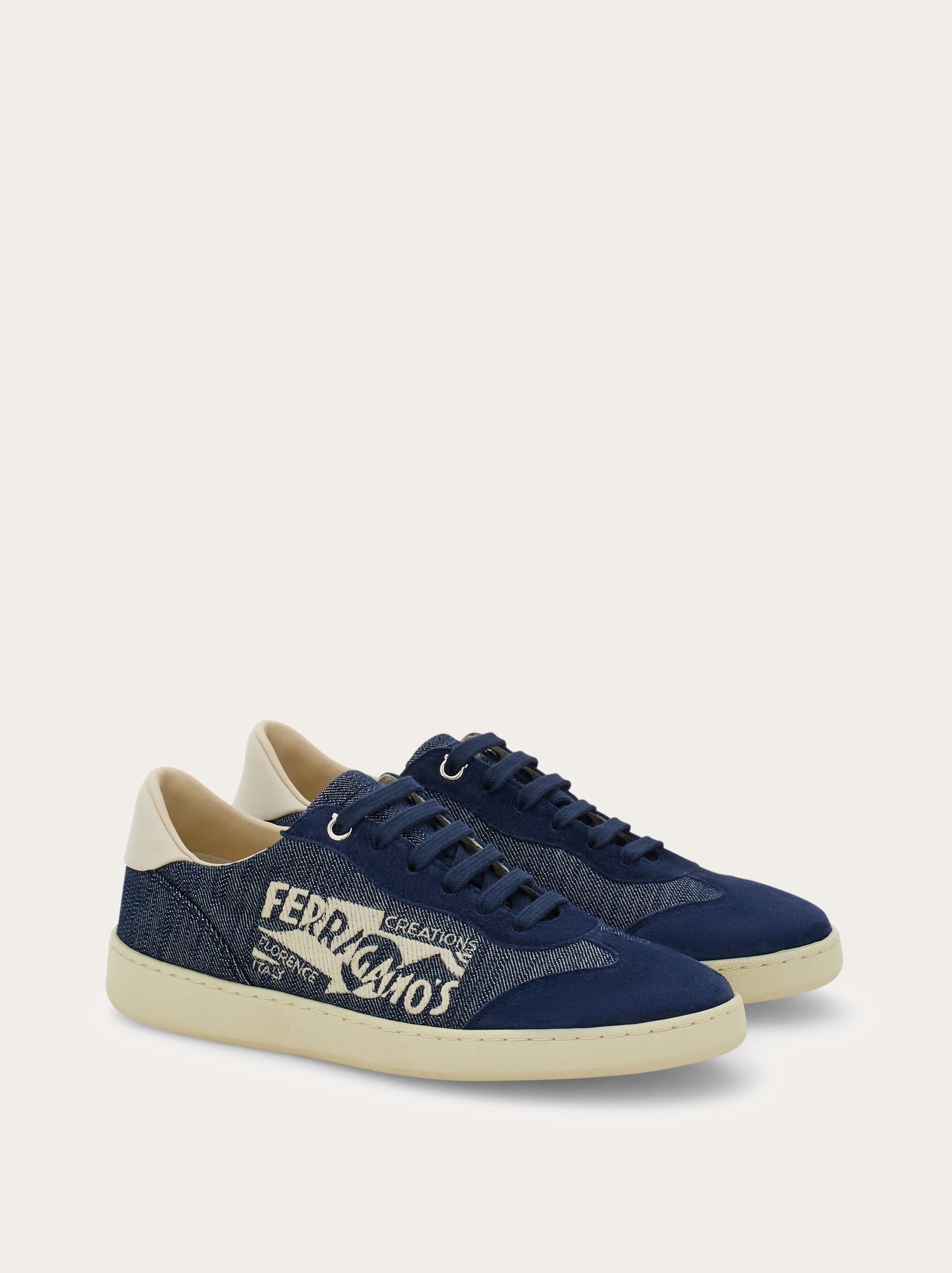 Low top sneaker with logo - 5