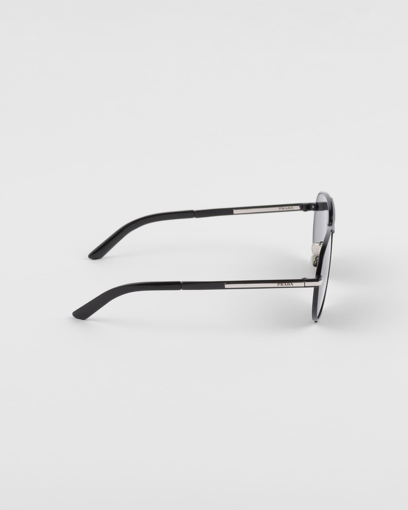 Sunglasses with iconic metal plaque 4