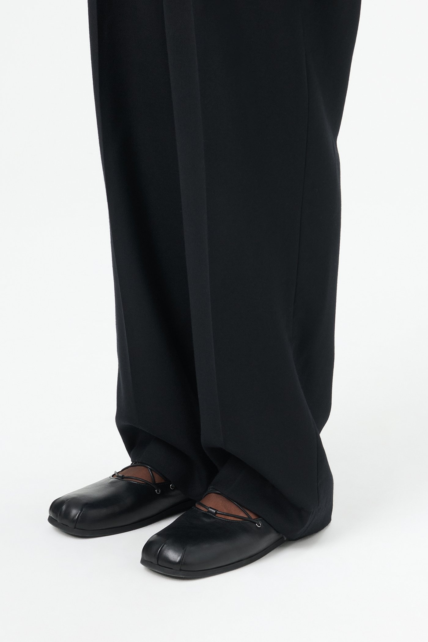 Laced Slip In Malleable Black Bull Hide - 5