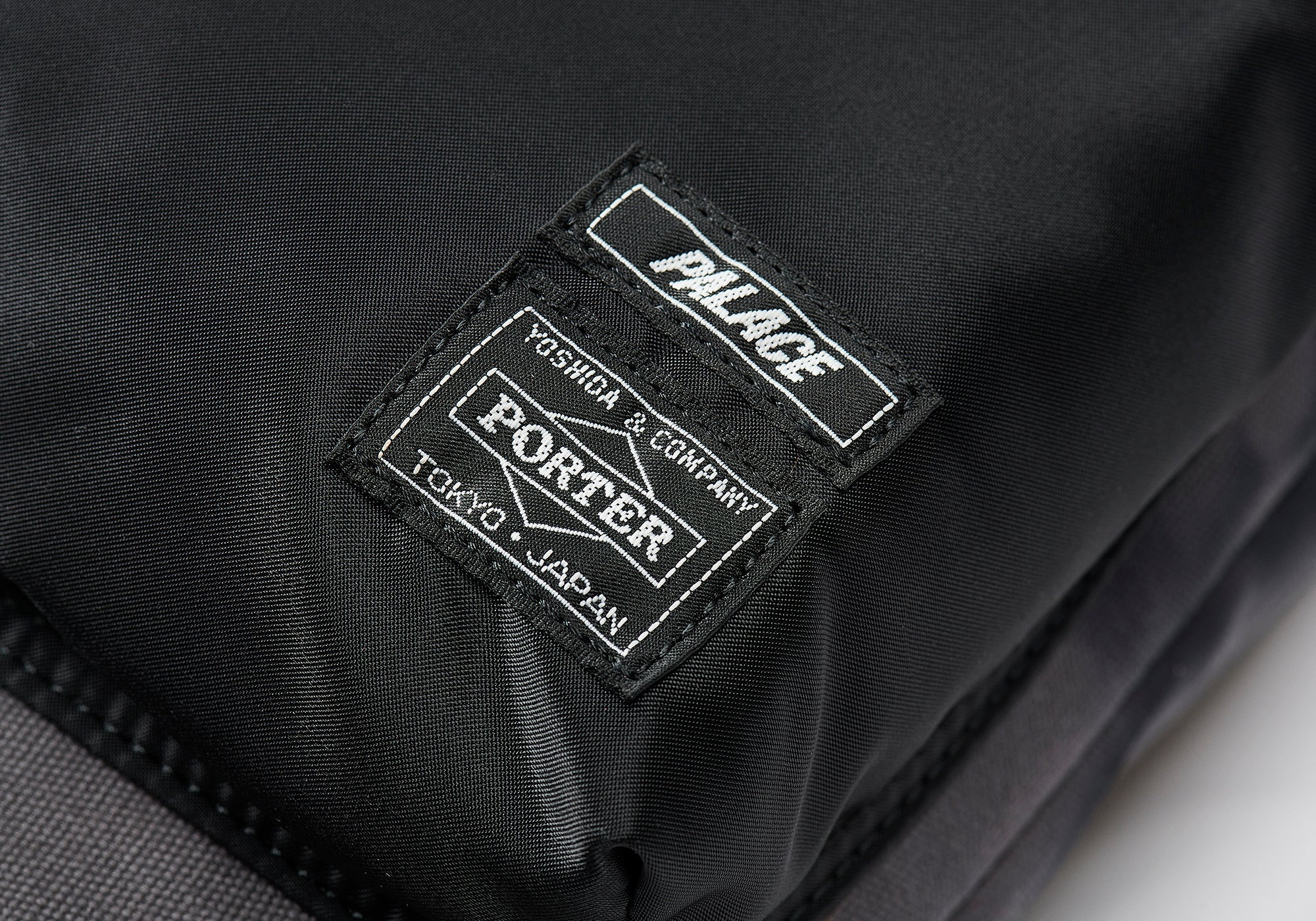 PALACE PORTER 2WAY HELMET BAG BLACK WAVE DYE - 4
