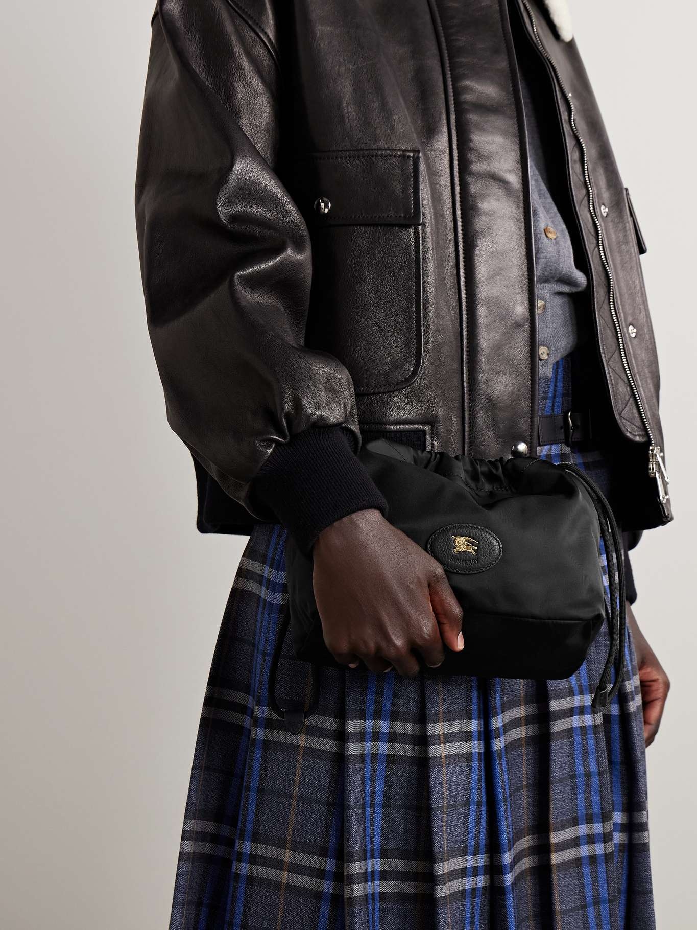 Reversible leather-trimmed shell pouch Black - 2
