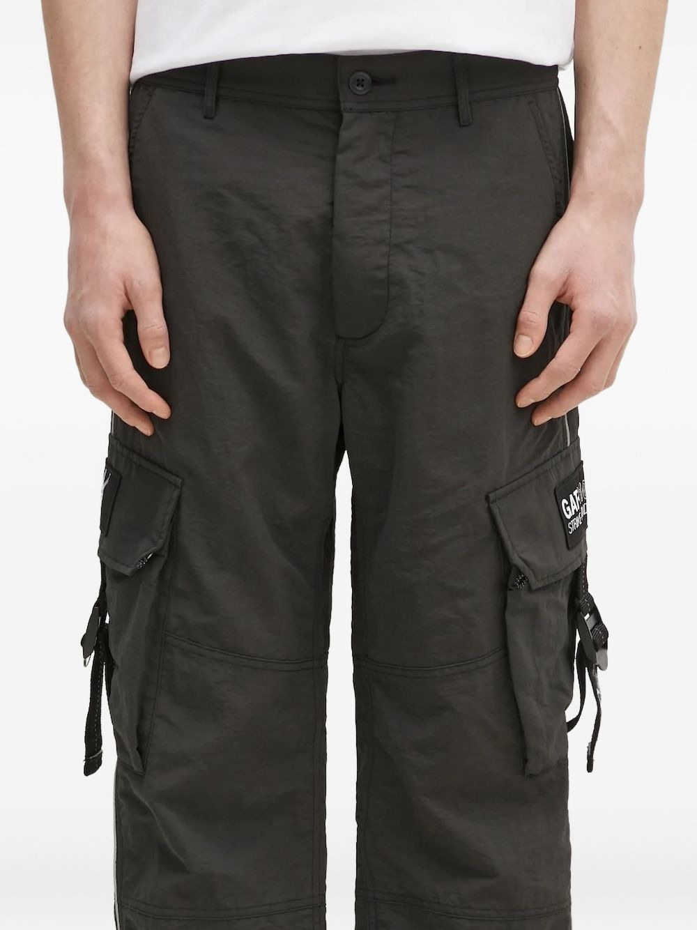 cargo-pocket graphic-patch trousers - 3