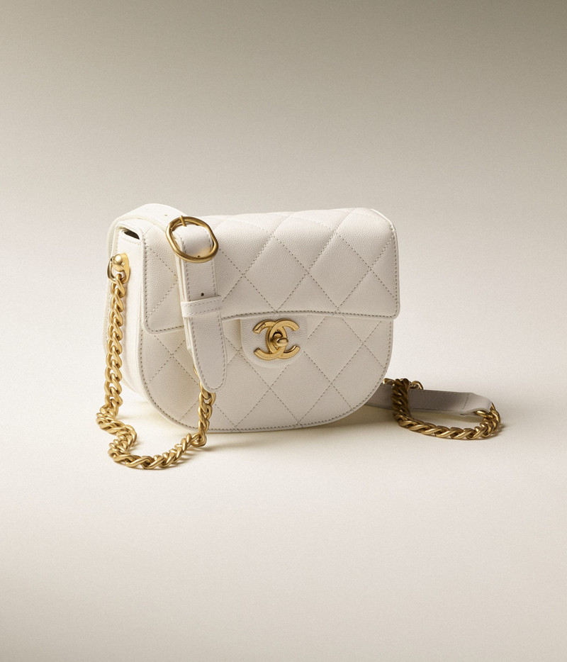 CHANEL Messenger Bag outlook