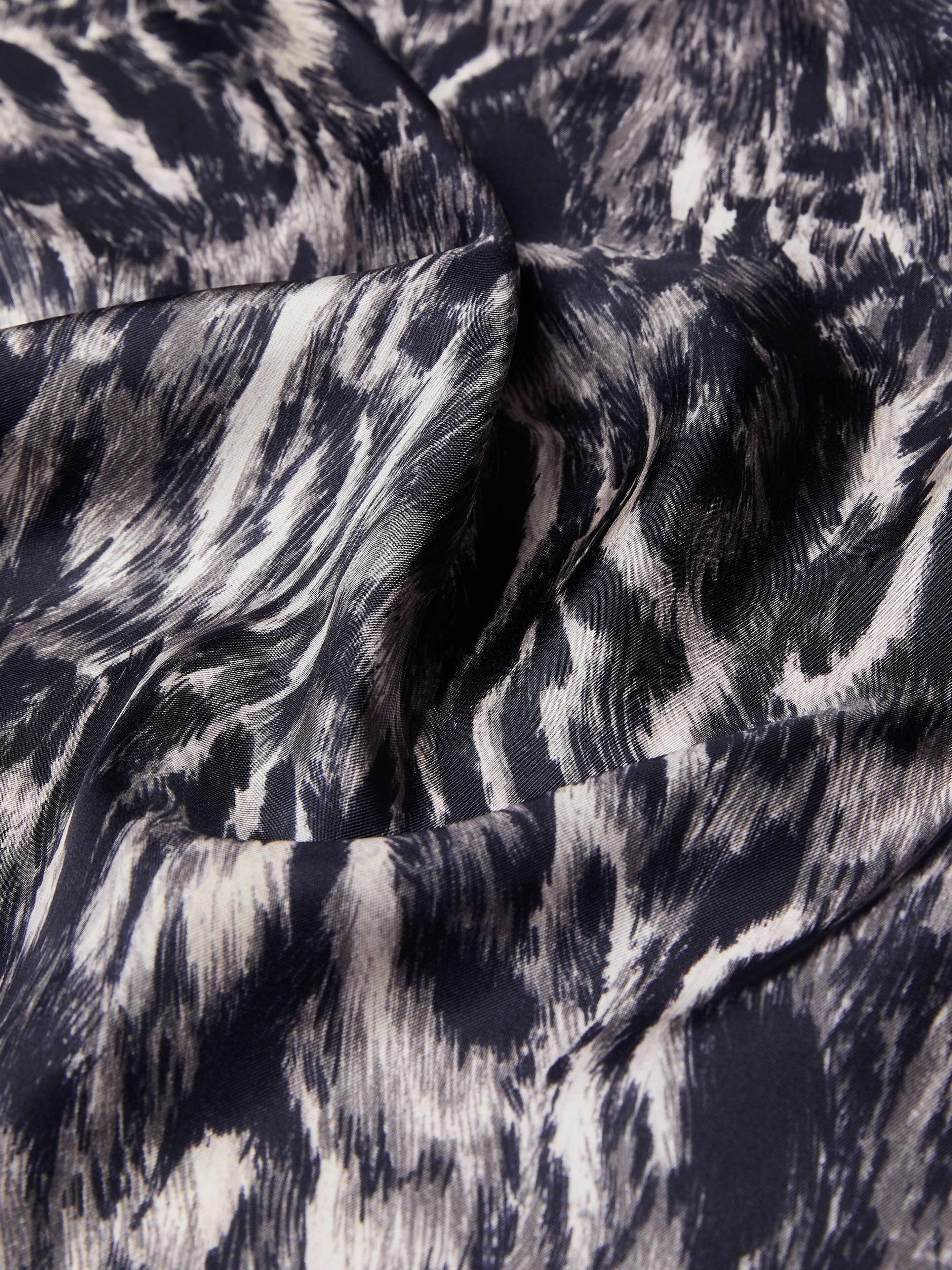 SQUARE IN SILK WITH ANIMAL PRINT - 2