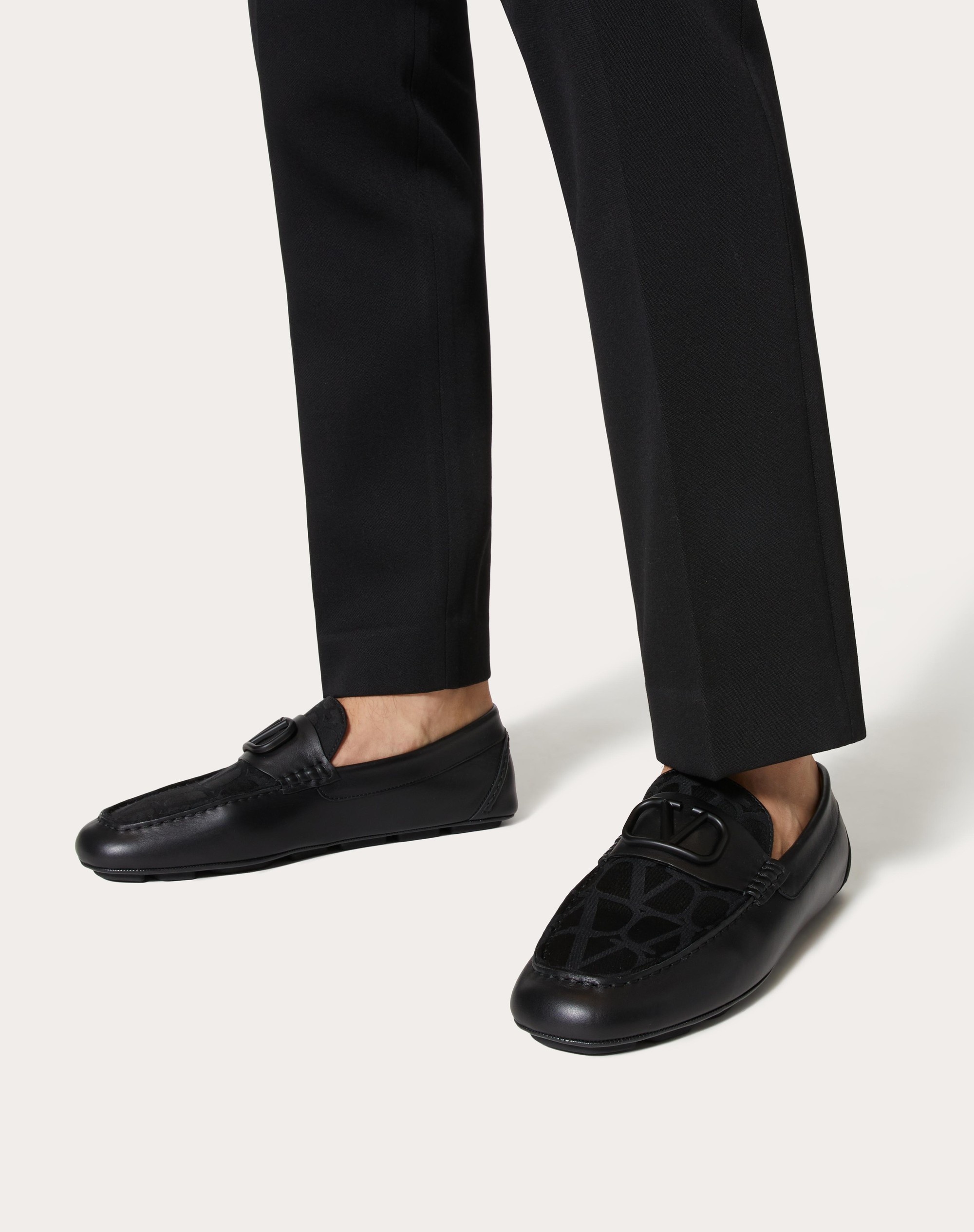 VLOGO SIGNATURE DRIVING SHOE IN CALFSKIN AND TOILE ICONOGRAPHE TECHNICAL FABRIC - 6