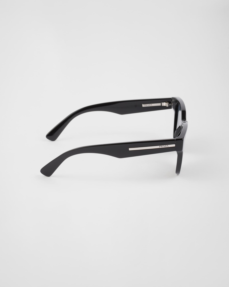 Sunglasses with iconic metal plaque 4