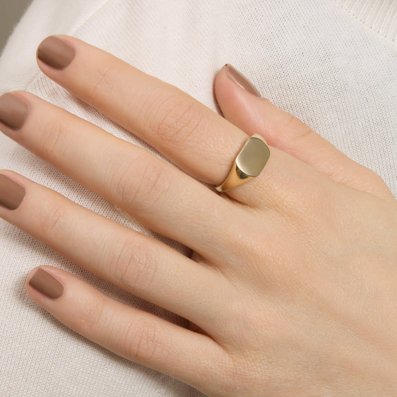 STONE AND STRAND Chunky Signet Ring outlook