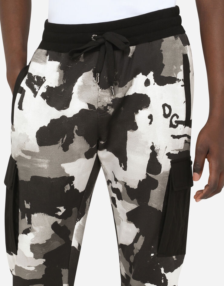 Camouflage jogging pants with patch embellishment - 4