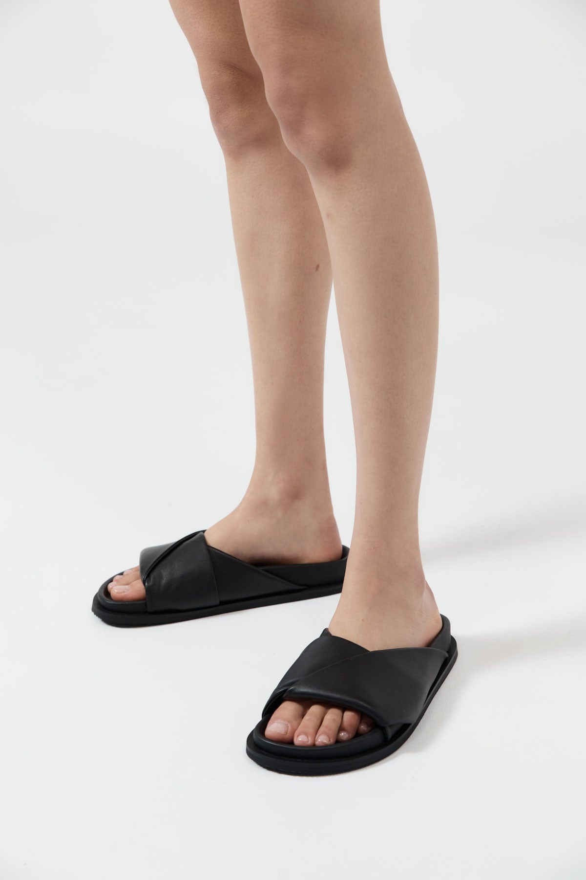 Fold Detail Slide - Black - 2
