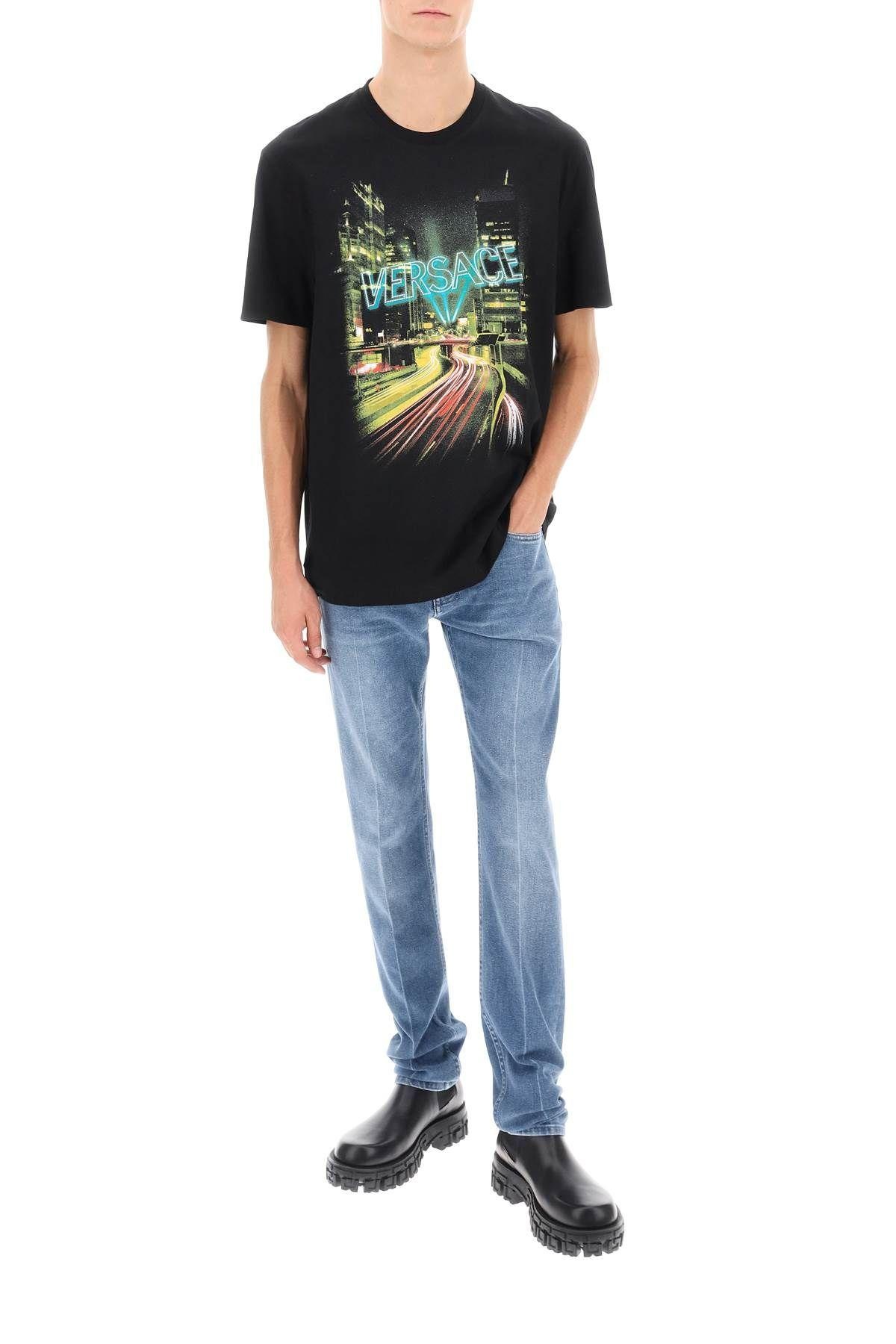 【関税込み】Versace ブラック City Lights Tシャツ VERSACE Versace City Lights T-Shirt | REVERSIBLE