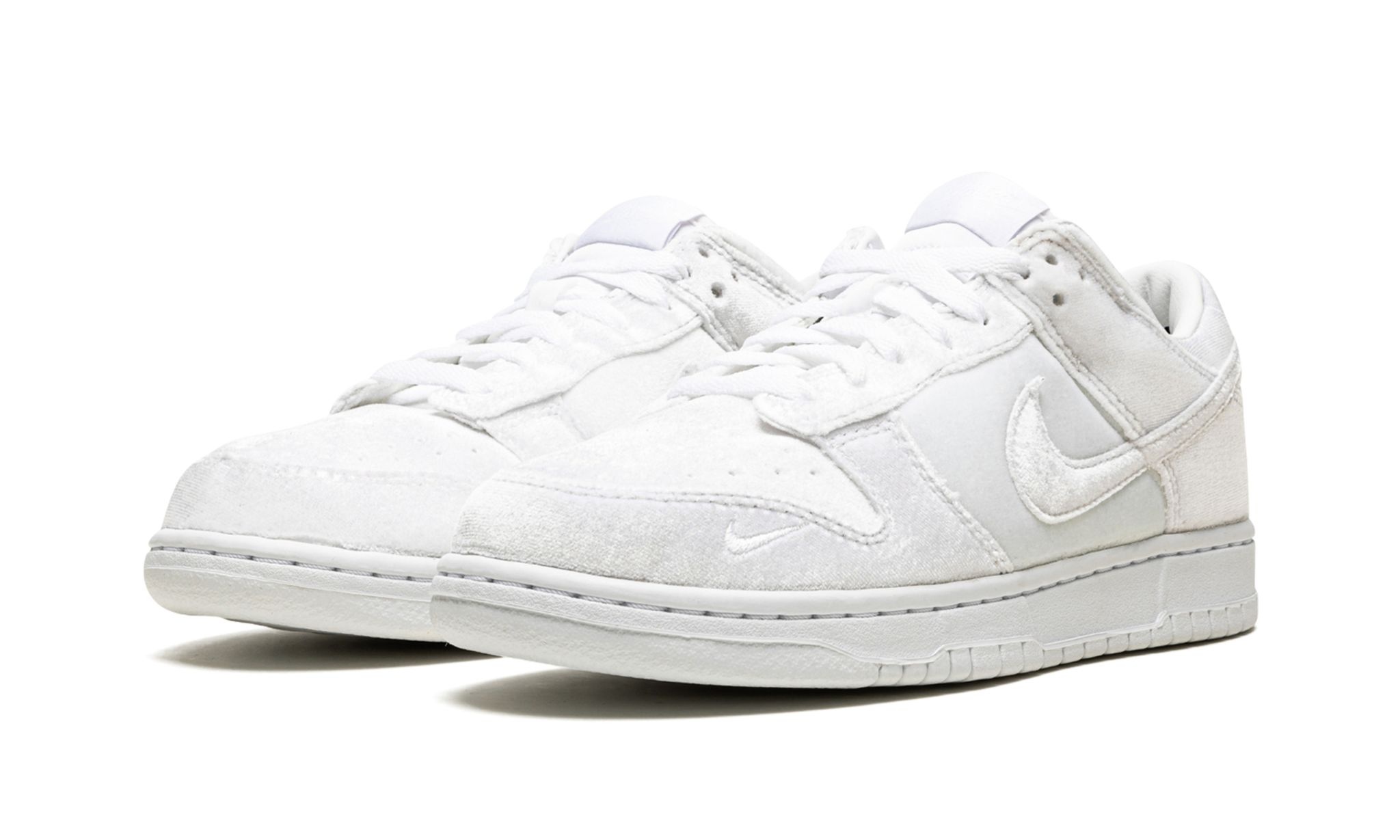 Dunk Low "Dove Street Market Triple White Velvet" - 2