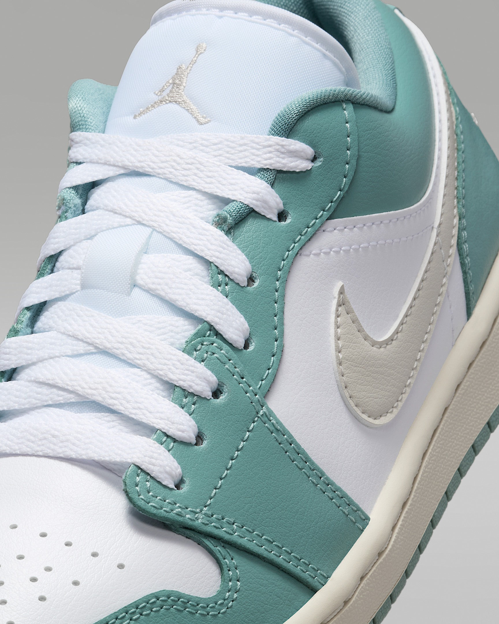 Air Jordan 1 Low Women's Shoes - 7