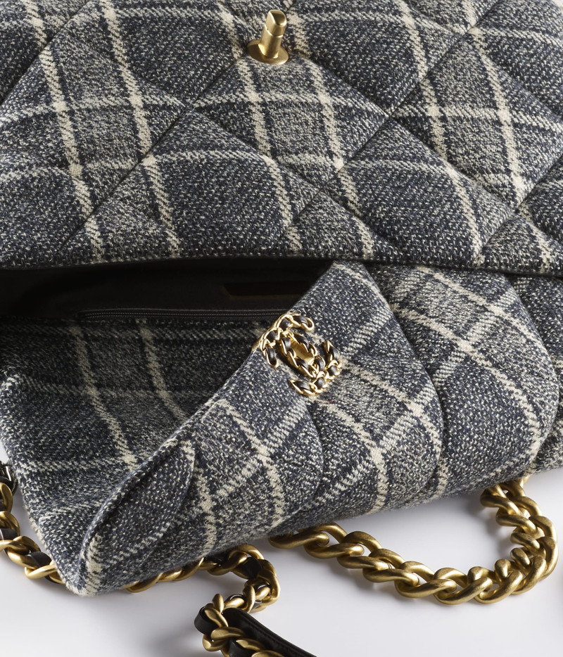 CHANEL 19 Maxi Handbag 3
