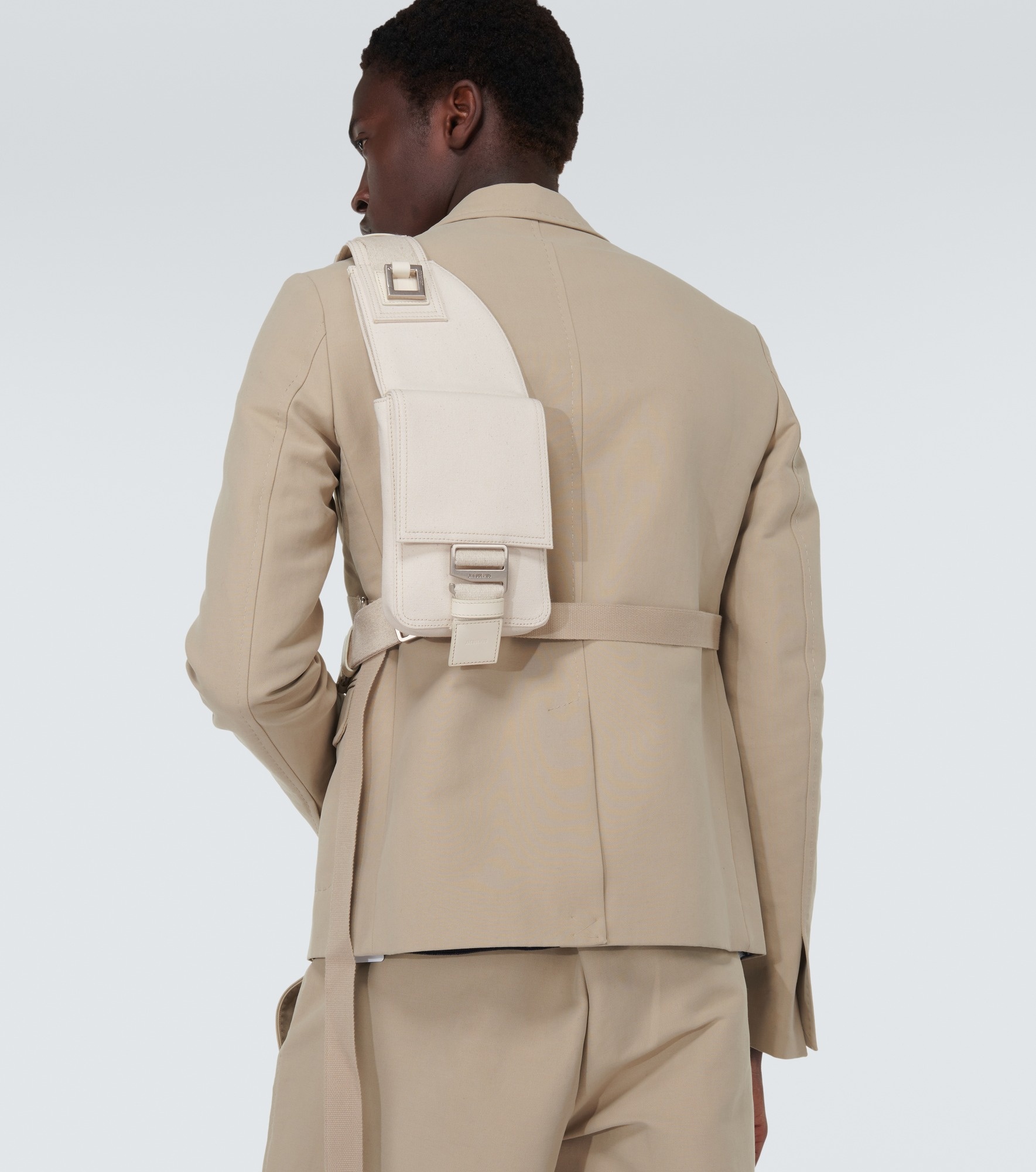 関税・送料込【JACQUEMUS】La Banane Cuerdaレザーベルトバッグ JACQUEMUS La Banane Cuerda leather belt bag | mytheresa